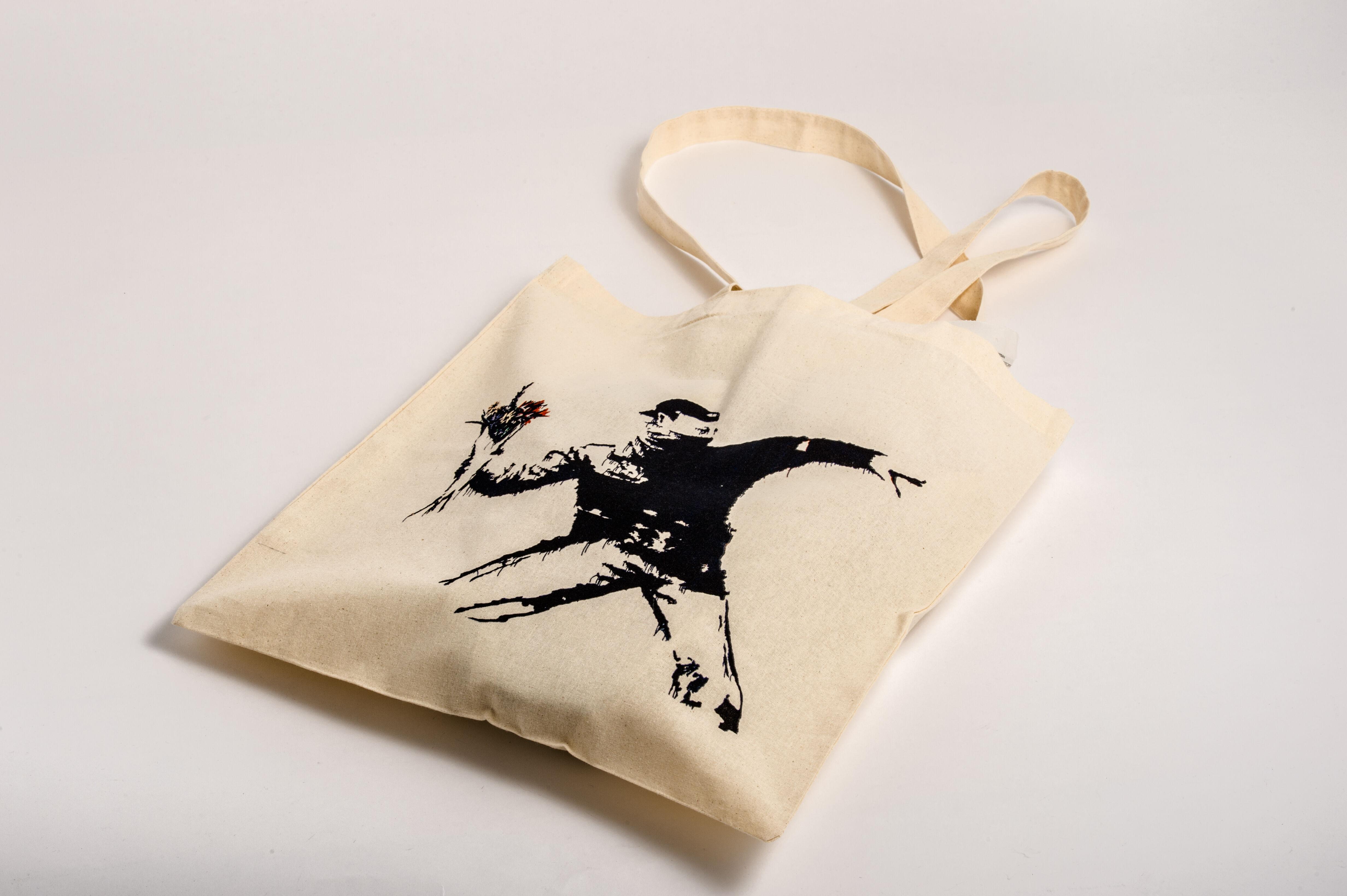 Beispielinhalt (Bild) Stofftasche Bansky - Blumenwerfer