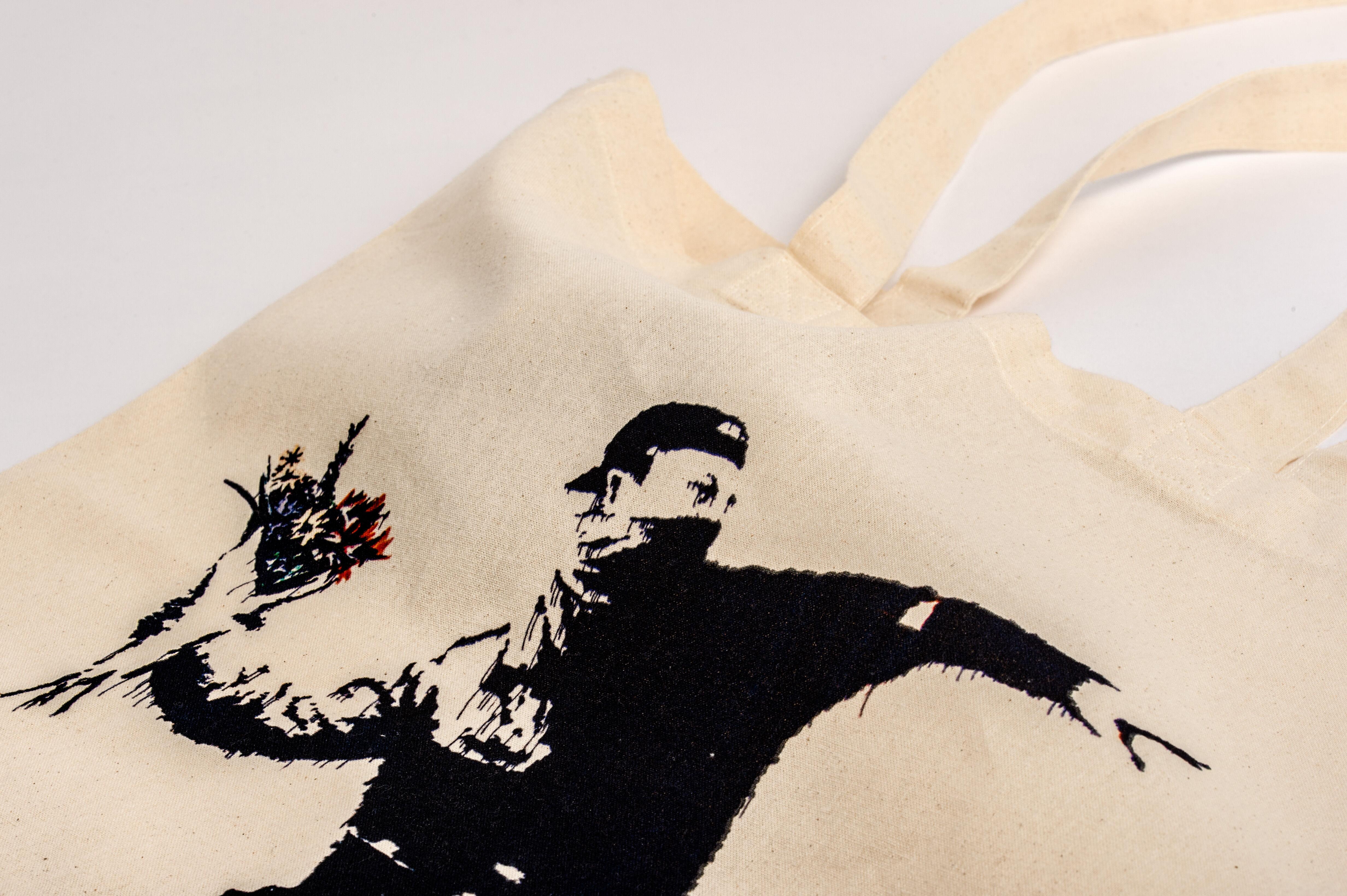 Beispielinhalt (Bild) Stofftasche Bansky - Blumenwerfer