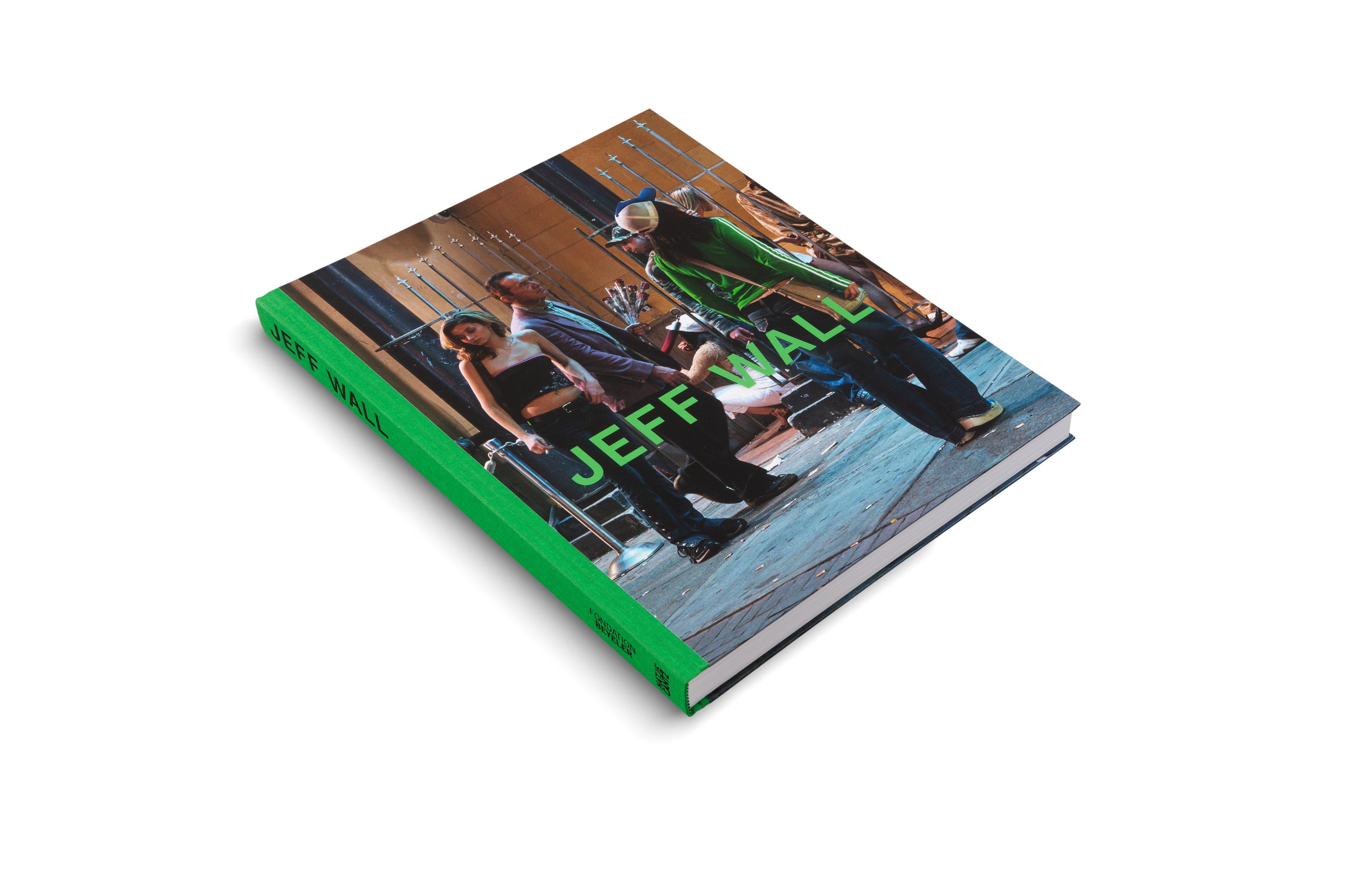 Beispielinhalt (Bild) Jeff Wall: Meister der inszenierten Fotografie - Licht, Komposition und Cinematografie in der zeitgenössischen Kunst. Bildband zur großen Ausstellung der Fondation Beyeler
