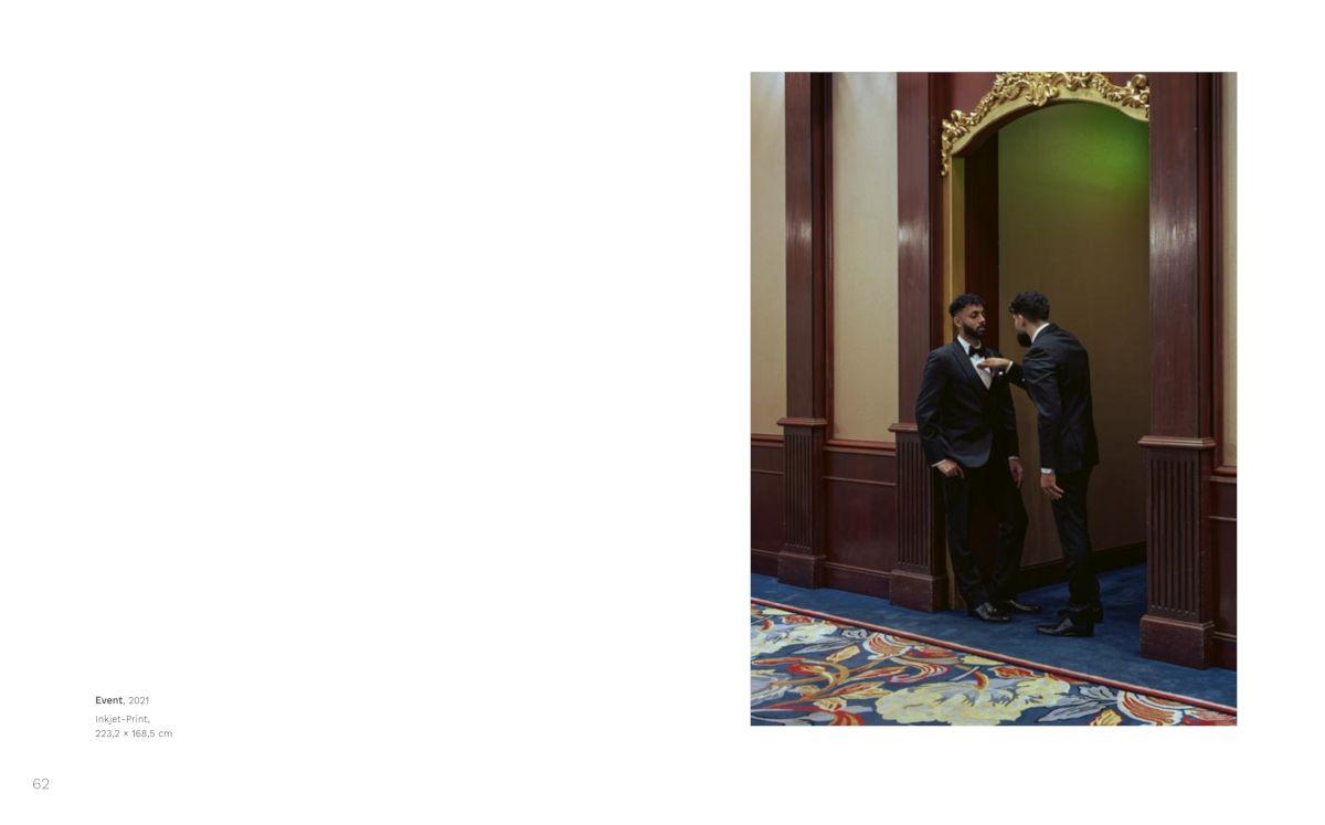 Beispielinhalt (Bild) Jeff Wall: Meister der inszenierten Fotografie - Licht, Komposition und Cinematografie in der zeitgenössischen Kunst. Bildband zur großen Ausstellung der Fondation Beyeler