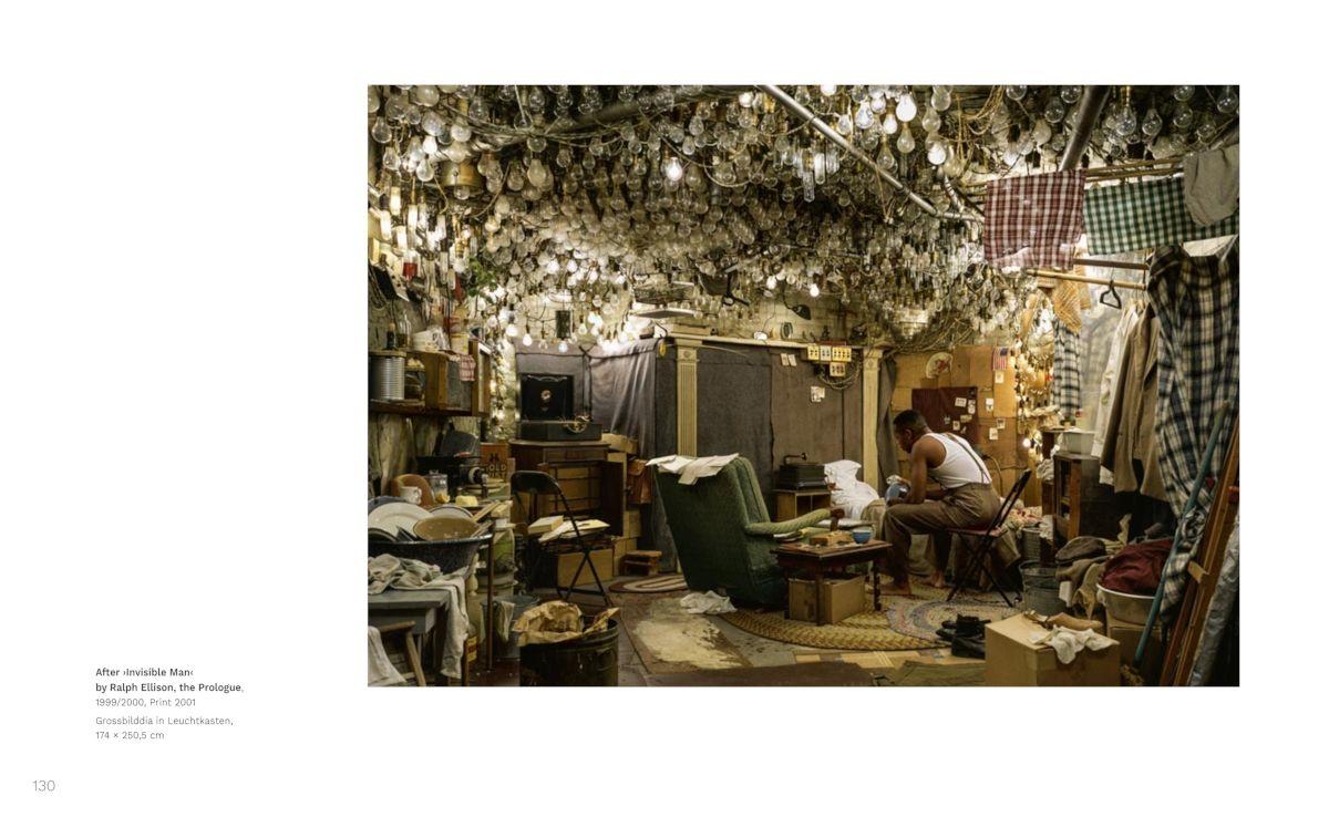 Beispielinhalt (Bild) Jeff Wall: Meister der inszenierten Fotografie - Licht, Komposition und Cinematografie in der zeitgenössischen Kunst. Bildband zur großen Ausstellung der Fondation Beyeler