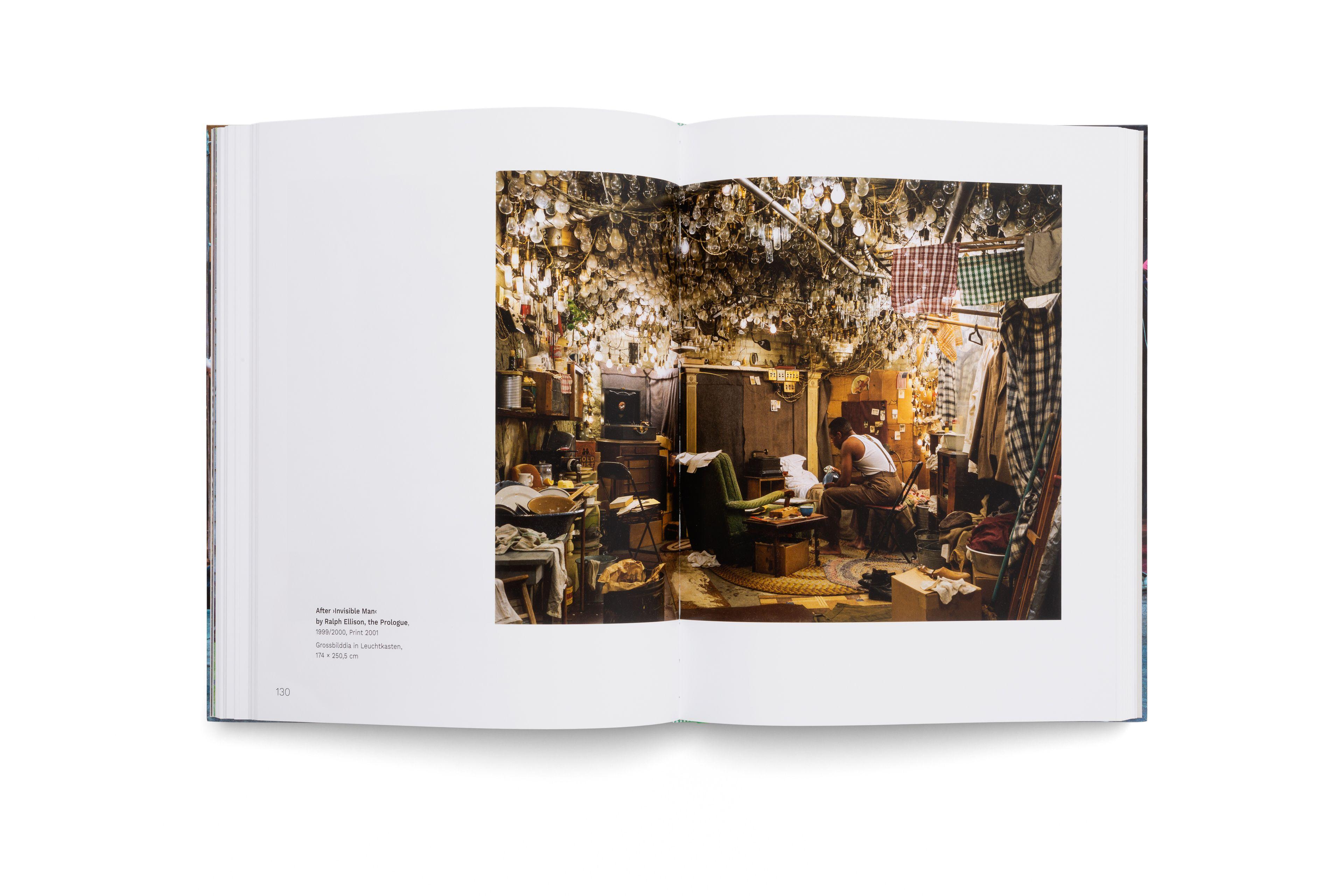 Beispielinhalt (Bild) Jeff Wall: Meister der inszenierten Fotografie - Licht, Komposition und Cinematografie in der zeitgenössischen Kunst. Bildband zur großen Ausstellung der Fondation Beyeler
