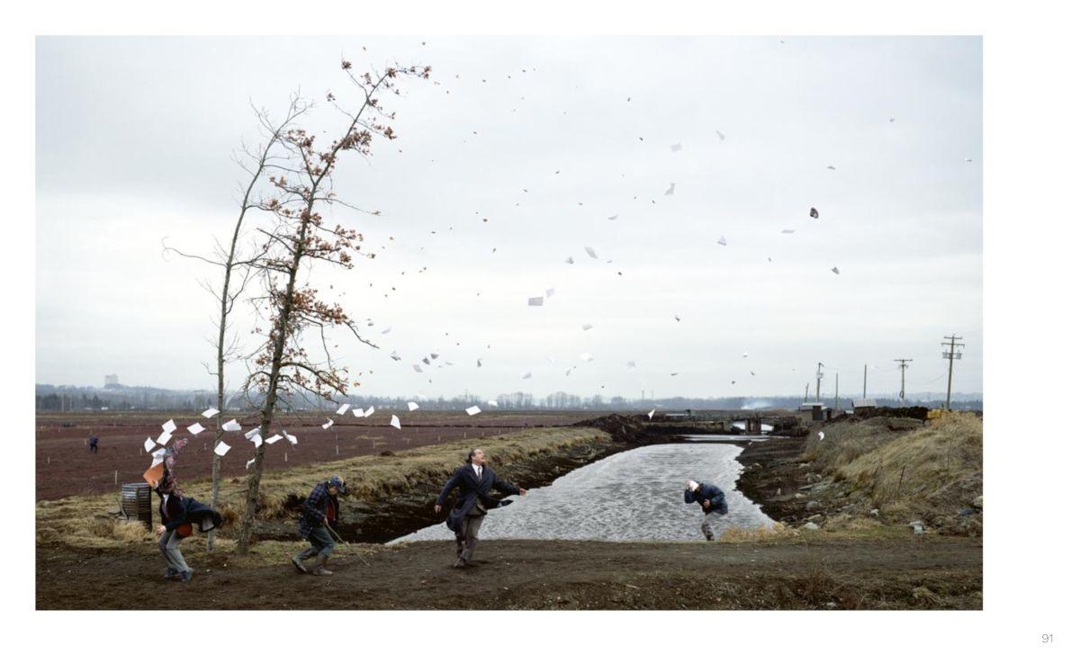 Beispielinhalt (Bild) Jeff Wall: Meister der inszenierten Fotografie - Licht, Komposition und Cinematografie in der zeitgenössischen Kunst. Bildband zur großen Ausstellung der Fondation Beyeler