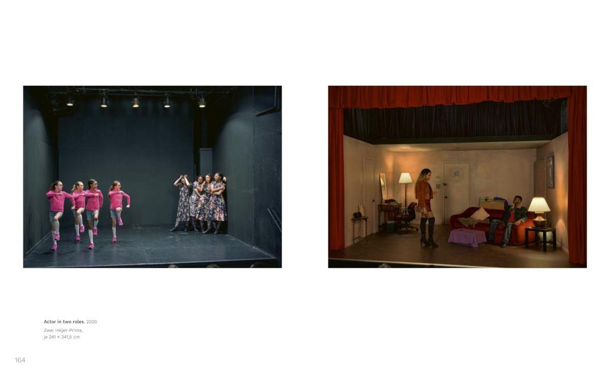 Beispielinhalt (Bild) Jeff Wall: Meister der inszenierten Fotografie - Licht, Komposition und Cinematografie in der zeitgenössischen Kunst. Bildband zur großen Ausstellung der Fondation Beyeler