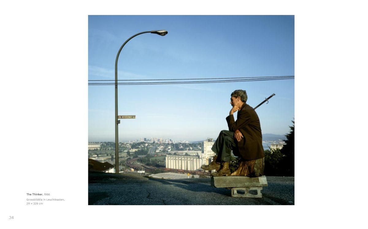 Beispielinhalt (Bild) Jeff Wall: Meister der inszenierten Fotografie - Licht, Komposition und Cinematografie in der zeitgenössischen Kunst. Bildband zur großen Ausstellung der Fondation Beyeler