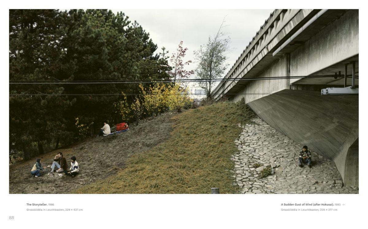 Beispielinhalt (Bild) Jeff Wall: Meister der inszenierten Fotografie - Licht, Komposition und Cinematografie in der zeitgenössischen Kunst. Bildband zur großen Ausstellung der Fondation Beyeler