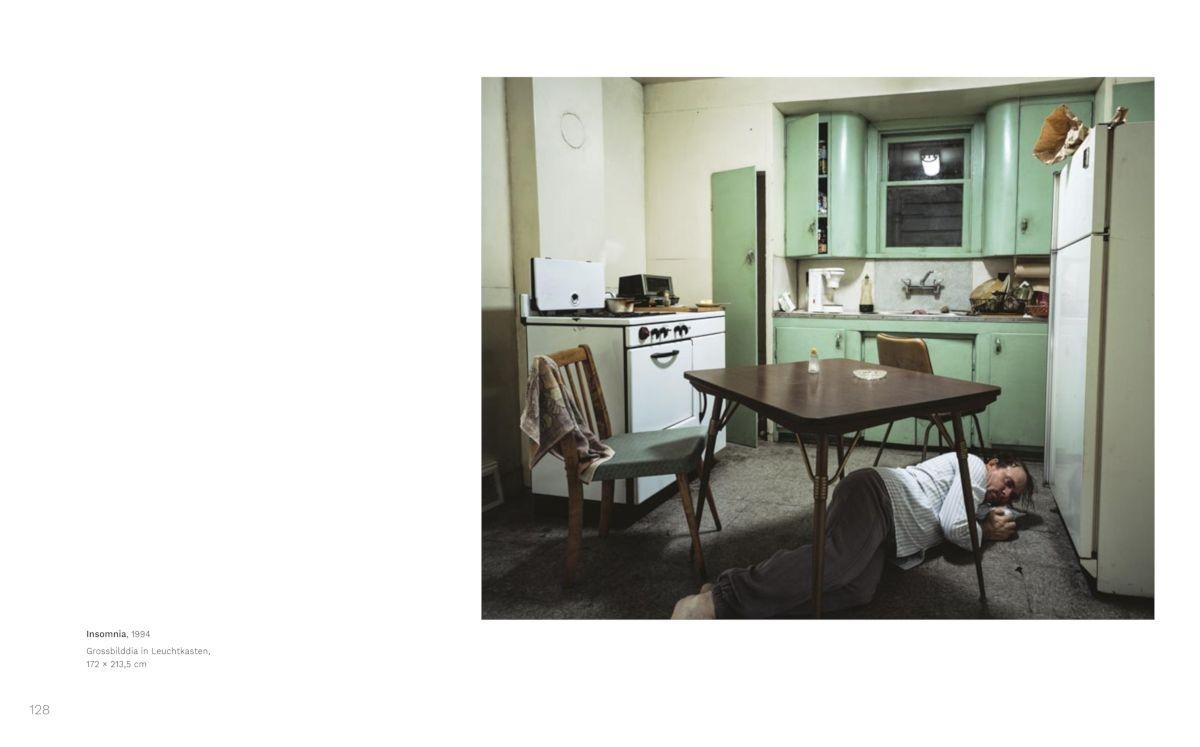 Beispielinhalt (Bild) Jeff Wall: Meister der inszenierten Fotografie - Licht, Komposition und Cinematografie in der zeitgenössischen Kunst. Bildband zur großen Ausstellung der Fondation Beyeler
