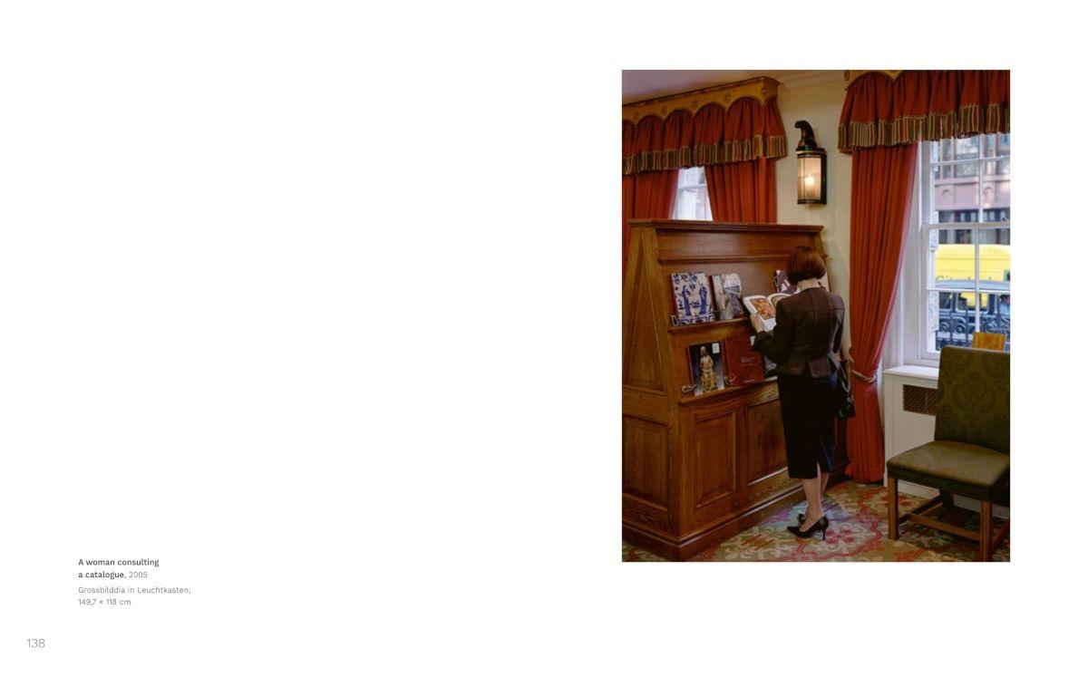 Beispielinhalt (Bild) Jeff Wall: Meister der inszenierten Fotografie - Licht, Komposition und Cinematografie in der zeitgenössischen Kunst. Bildband zur großen Ausstellung der Fondation Beyeler
