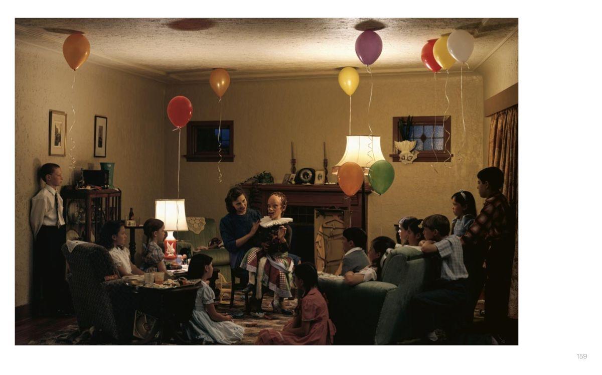 Beispielinhalt (Bild) Jeff Wall: Meister der inszenierten Fotografie - Licht, Komposition und Cinematografie in der zeitgenössischen Kunst. Bildband zur großen Ausstellung der Fondation Beyeler