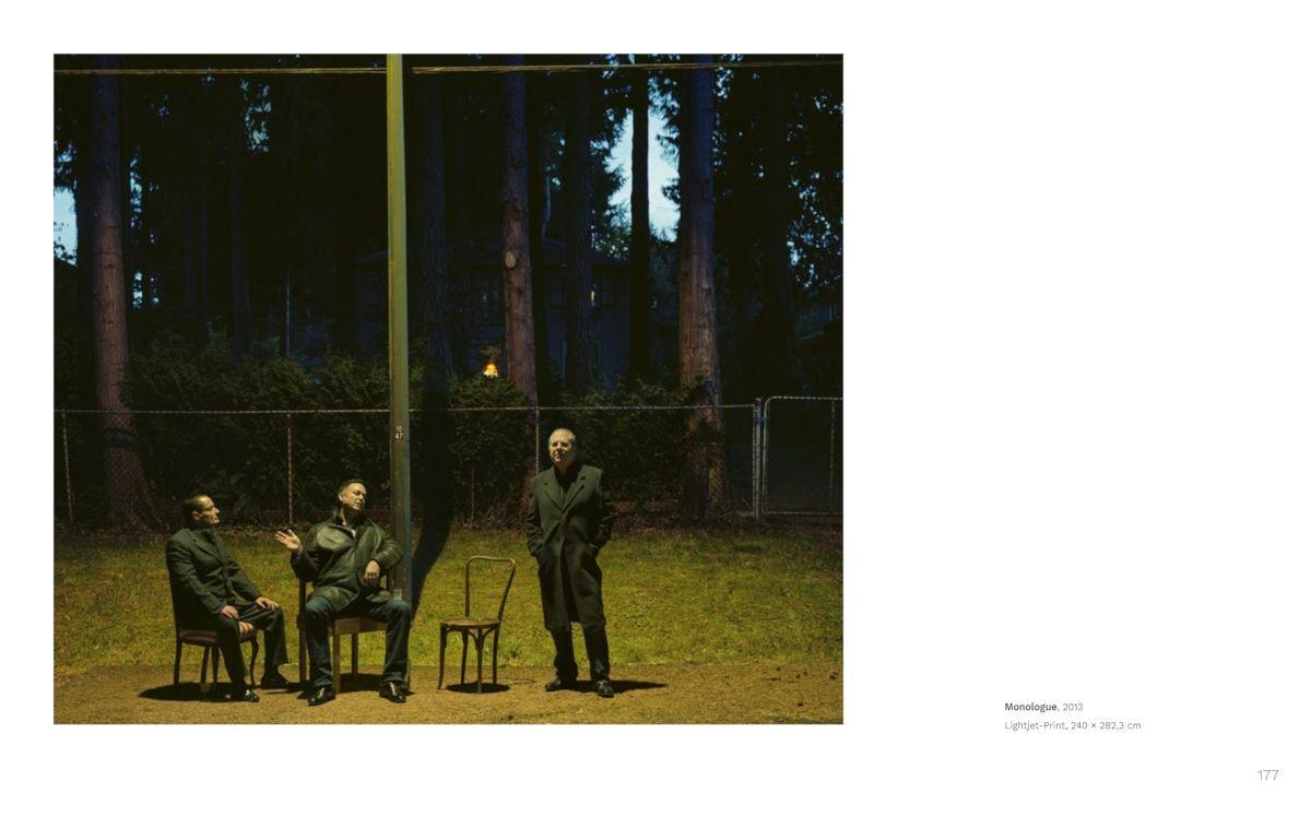 Beispielinhalt (Bild) Jeff Wall: Meister der inszenierten Fotografie - Licht, Komposition und Cinematografie in der zeitgenössischen Kunst. Bildband zur großen Ausstellung der Fondation Beyeler