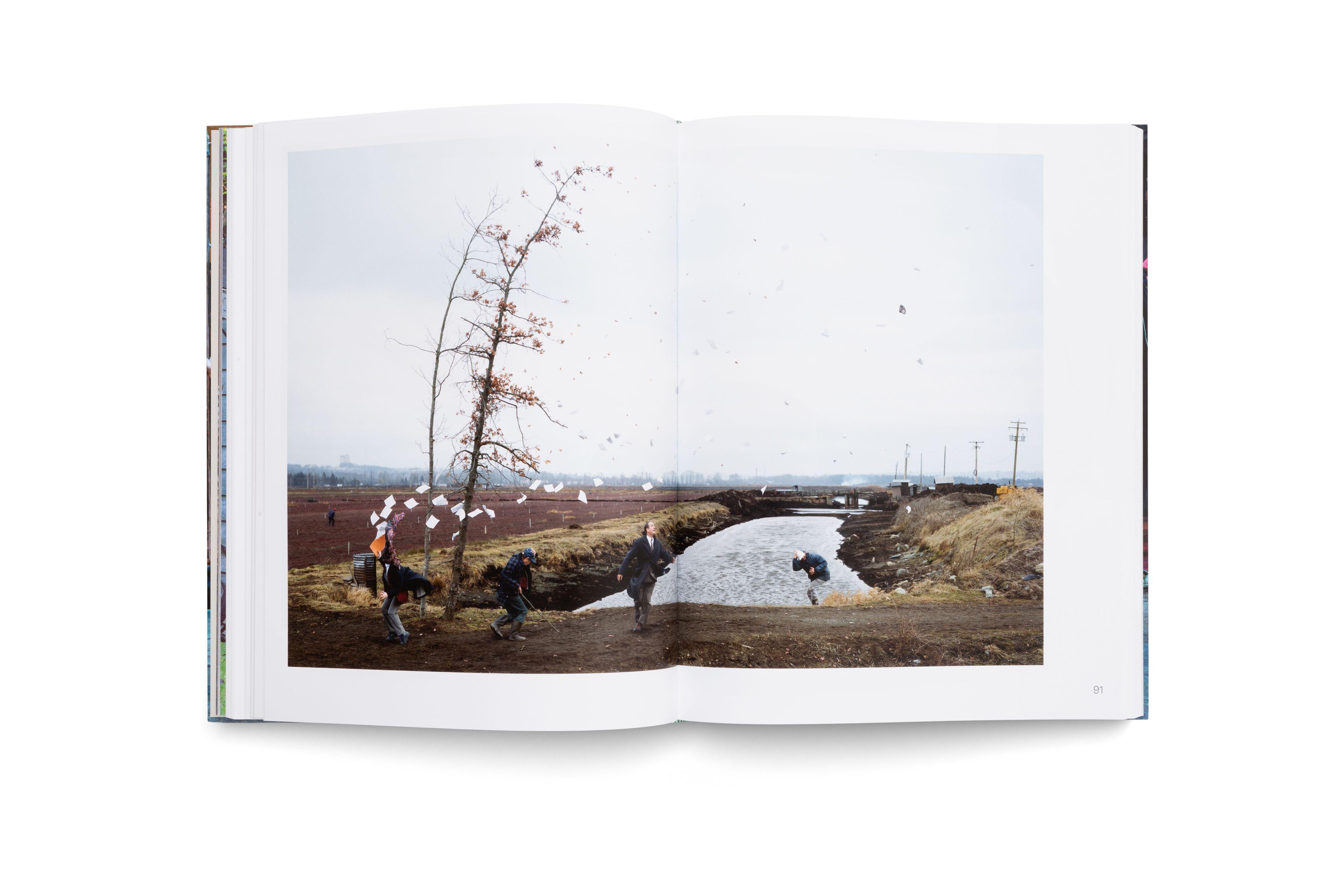 Beispielinhalt (Bild) Jeff Wall: Meister der inszenierten Fotografie - Licht, Komposition und Cinematografie in der zeitgenössischen Kunst. Bildband zur großen Ausstellung der Fondation Beyeler