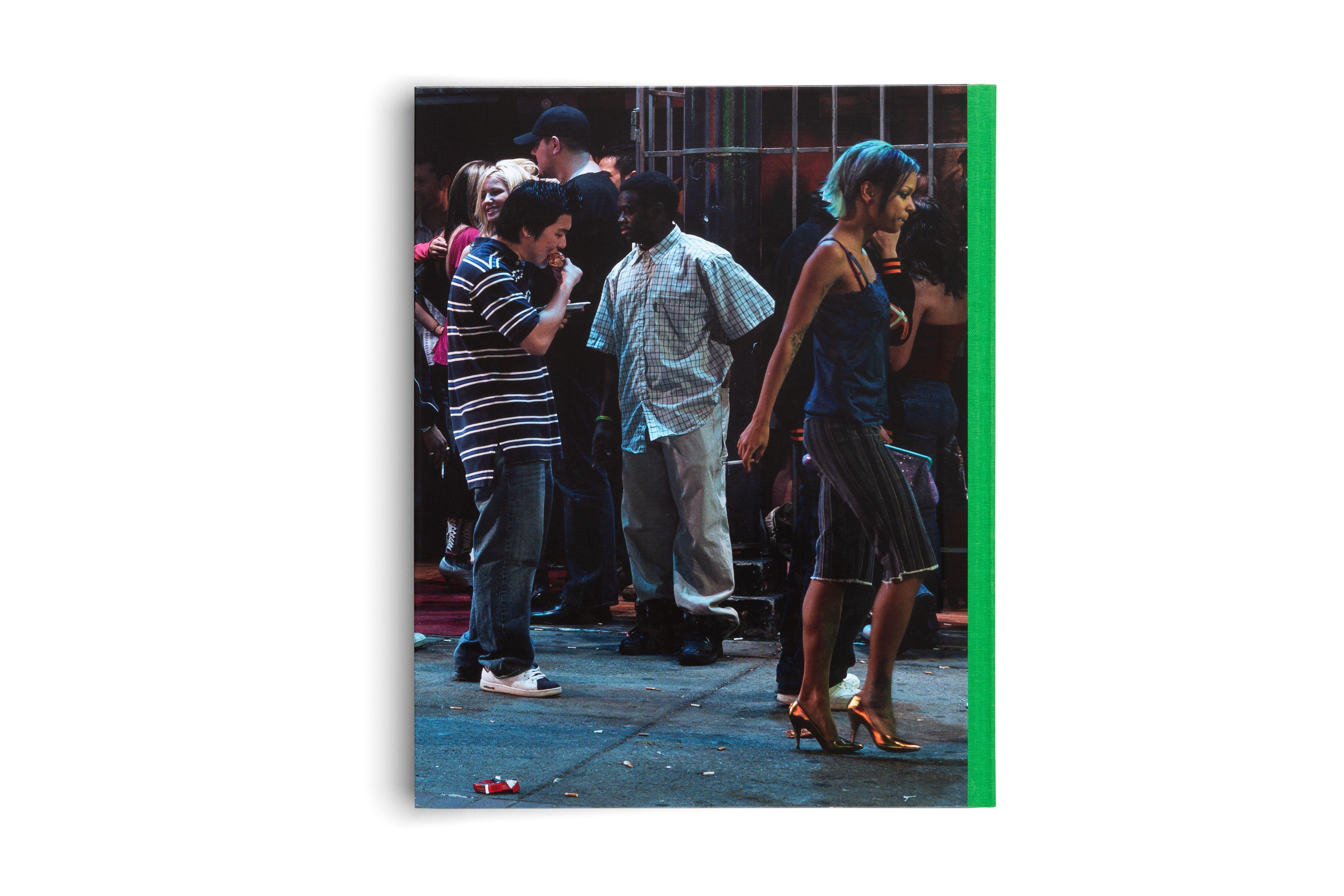 Beispielinhalt (Bild) Jeff Wall: Meister der inszenierten Fotografie - Licht, Komposition und Cinematografie in der zeitgenössischen Kunst. Bildband zur großen Ausstellung der Fondation Beyeler