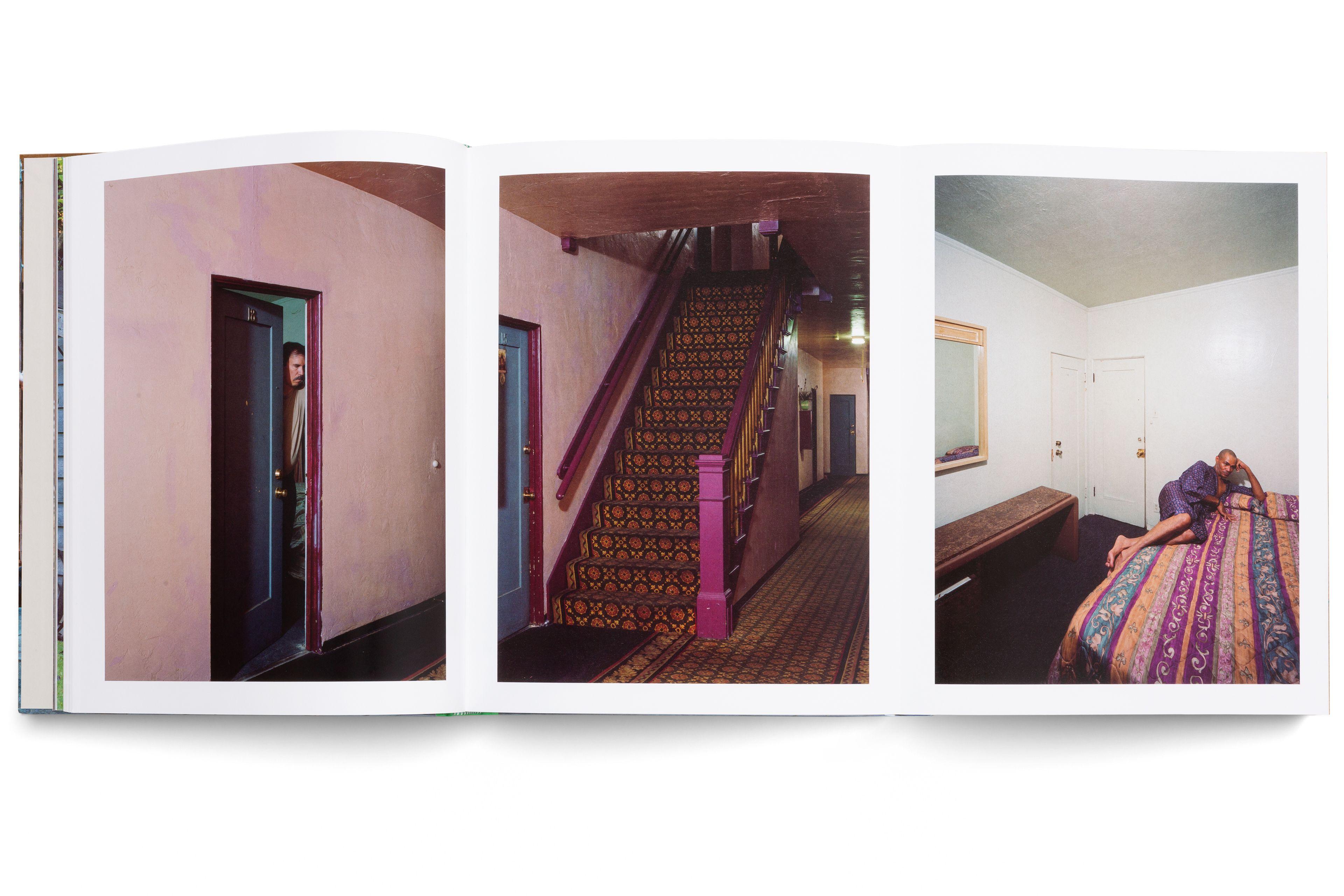 Beispielinhalt (Bild) Jeff Wall: Meister der inszenierten Fotografie - Licht, Komposition und Cinematografie in der zeitgenössischen Kunst. Bildband zur großen Ausstellung der Fondation Beyeler