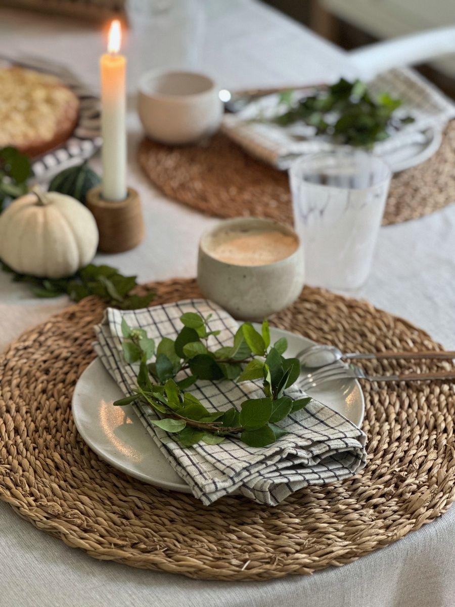 Beispielinhalt (Bild) Sanfter Minimalismus. Wohnen am Waldrand mit klaren Linien, warmen Farben und natürlichen Materialien