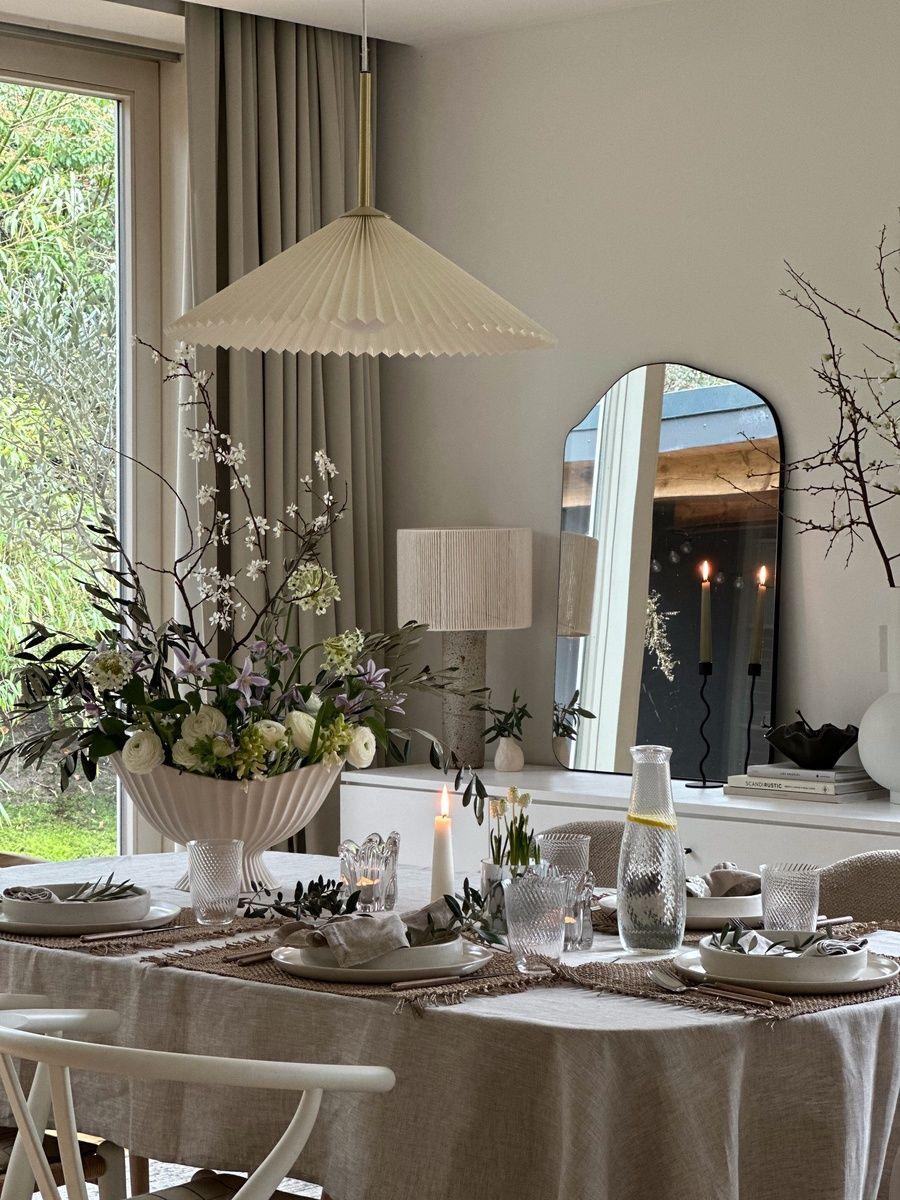 Beispielinhalt (Bild) Sanfter Minimalismus. Wohnen am Waldrand mit klaren Linien, warmen Farben und natürlichen Materialien