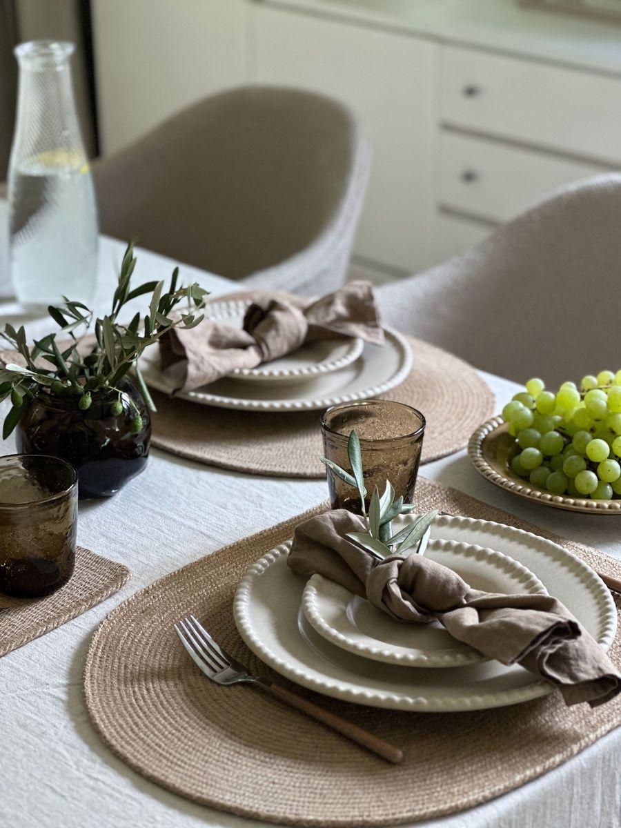 Beispielinhalt (Bild) Sanfter Minimalismus. Wohnen am Waldrand mit klaren Linien, warmen Farben und natürlichen Materialien