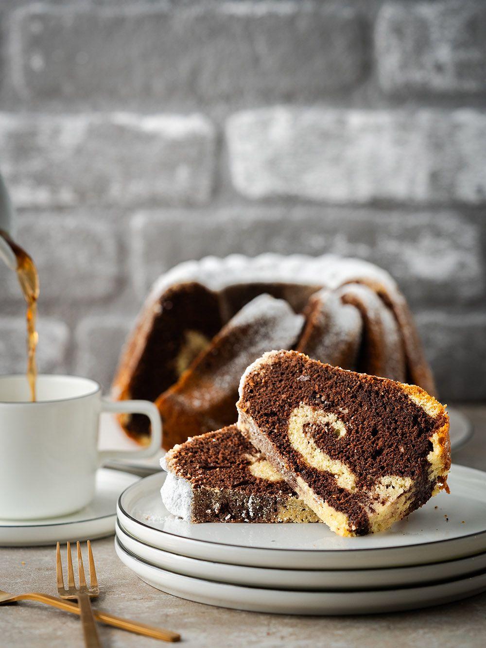 Beispielinhalt (Bild) Mann backt Kuchen