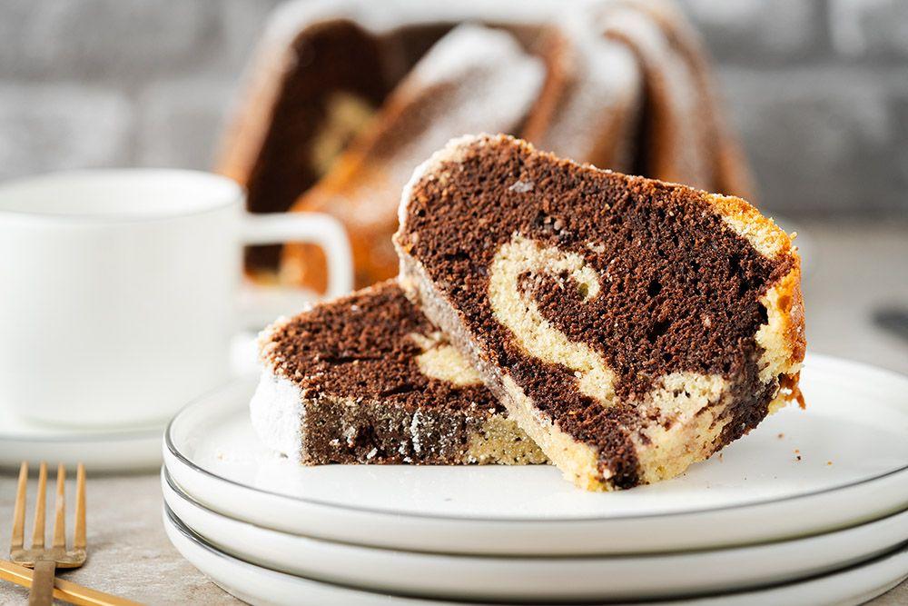 Beispielinhalt (Bild) Mann backt Kuchen