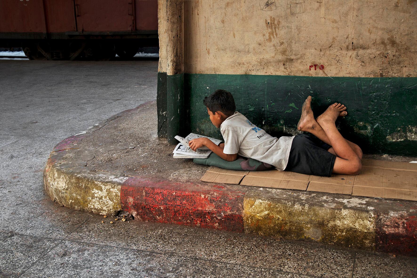 Beispielinhalt (Bild) Steve McCurry Lesen. Exklusive Sonderausgabe des Foto-Bestsellers