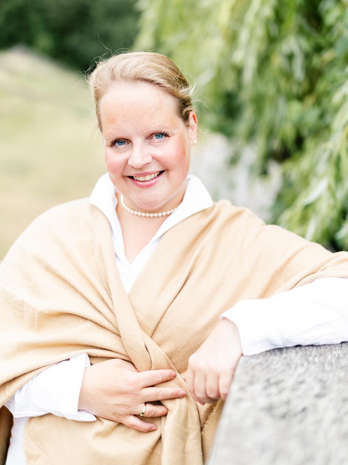 Autorenbild Wintertee im kleinen Büchercafé am Meer