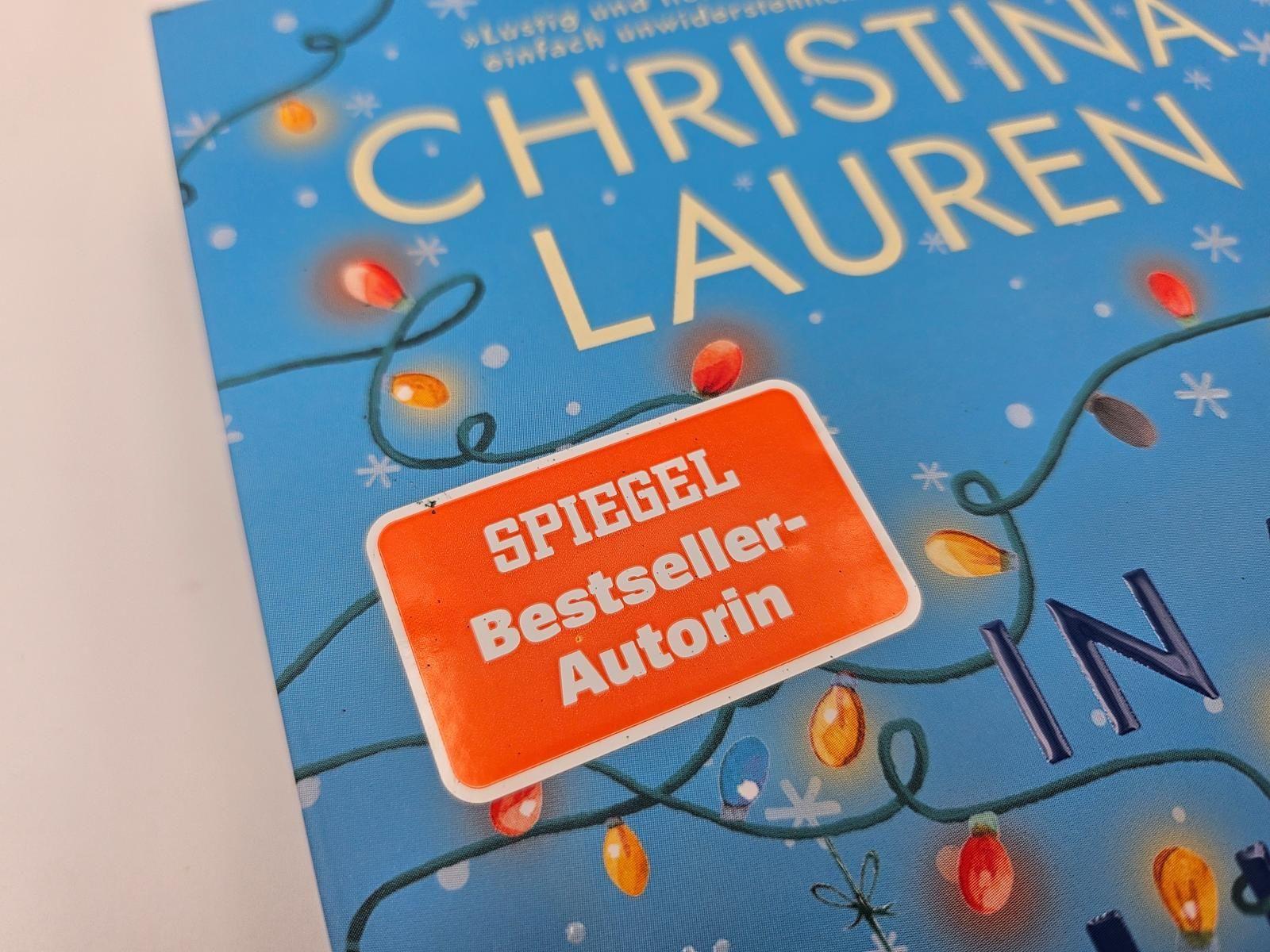 Beispielinhalt (Bild) In a Holidaze - Ihr Weihnachtswunsch führt zu Gefühlschaos unterm Mistelzweig