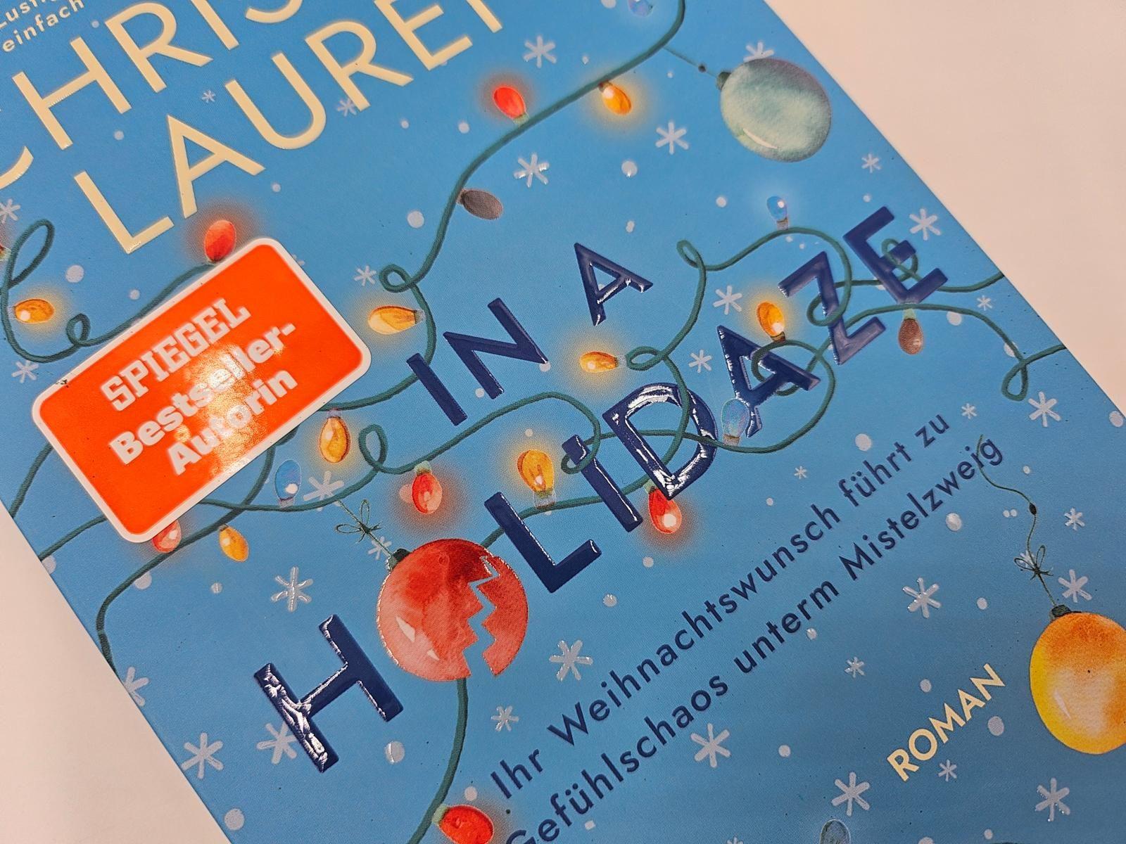 Beispielinhalt (Bild) In a Holidaze - Ihr Weihnachtswunsch führt zu Gefühlschaos unterm Mistelzweig