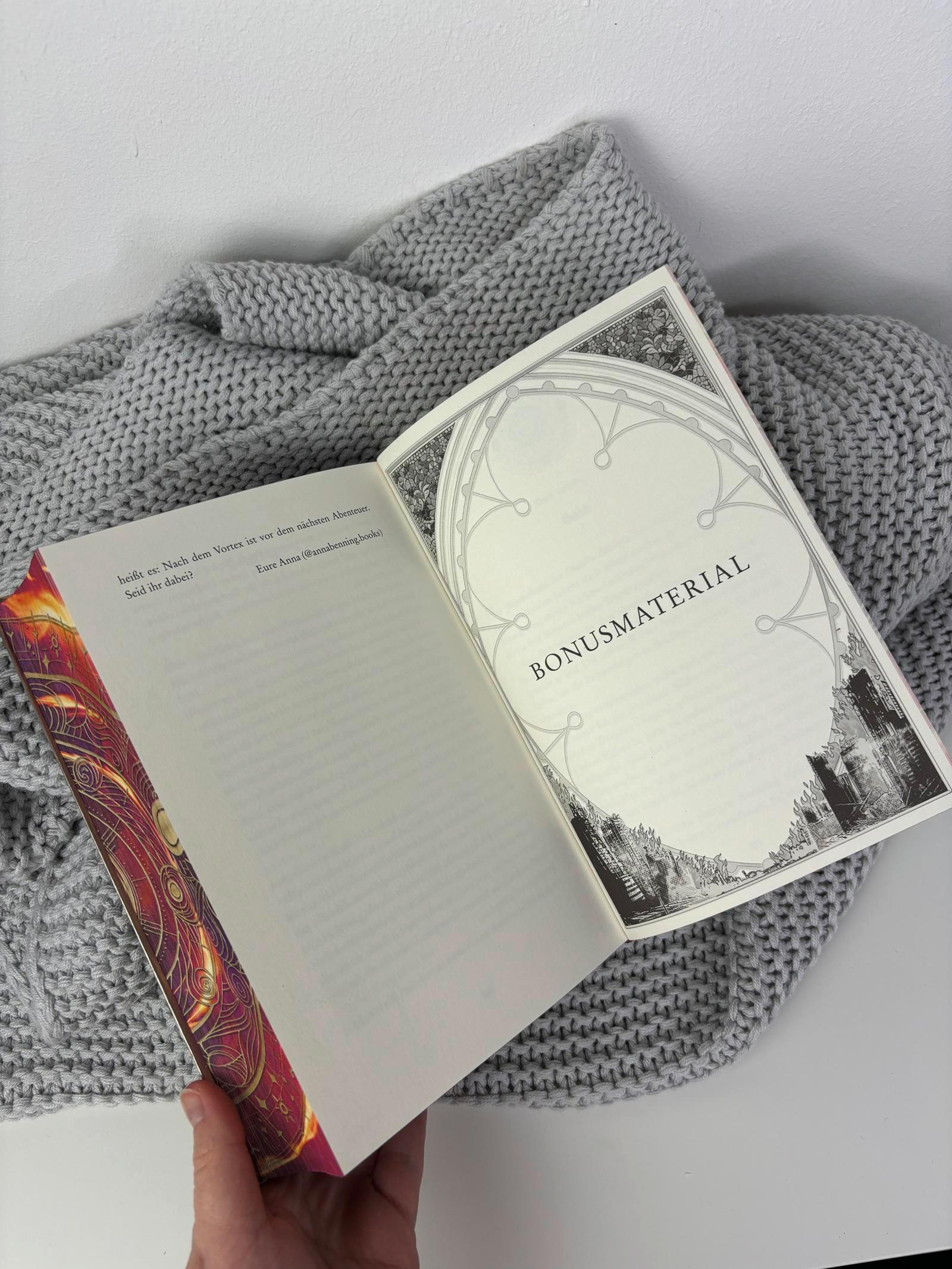 Beispielinhalt (Bild) Vortex - Die Liebe, die den Anfang brachte Schmuckausgabe