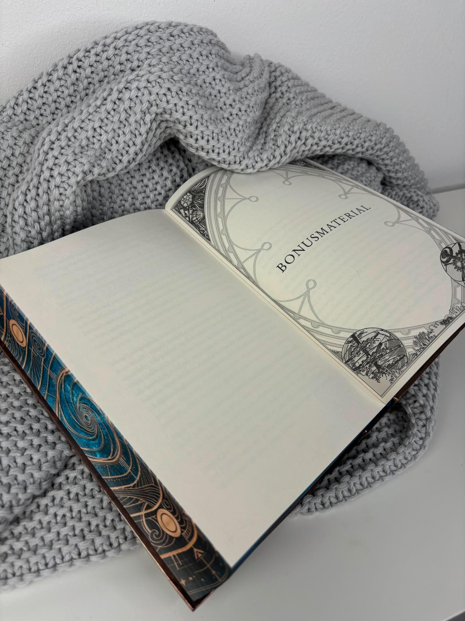 Beispielinhalt (Bild) Vortex - Das Mädchen, das die Zeit durchbrach Schmuckausgabe