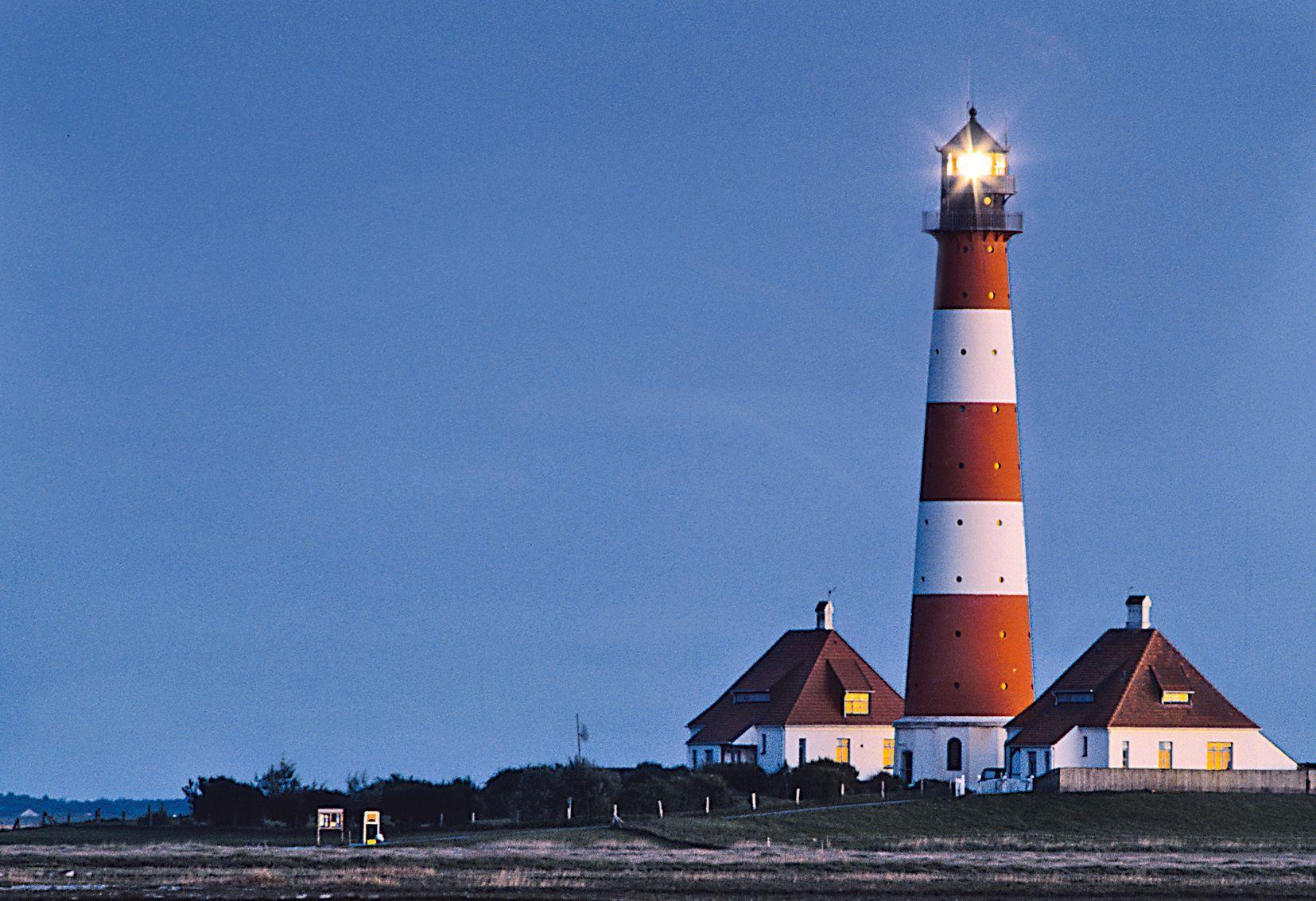 Beispielinhalt (Bild) Leuchttürme 2025. 3-Monats-Tischkalender