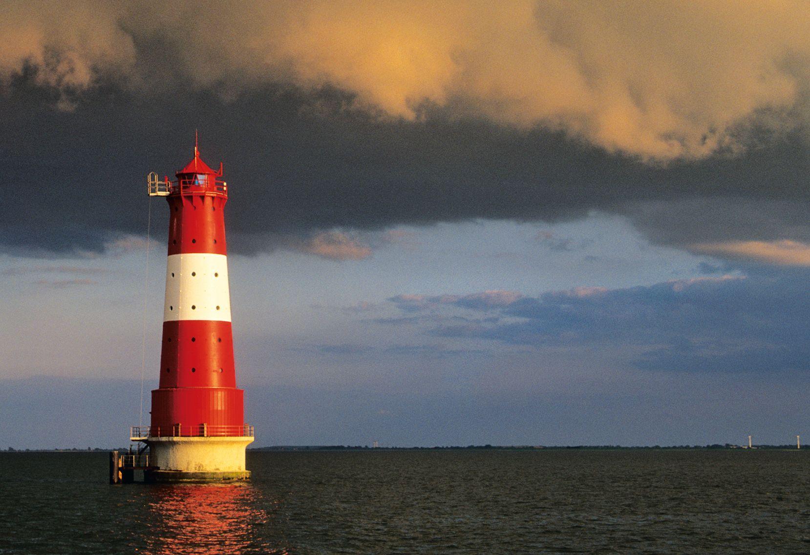 Beispielinhalt (Bild) Leuchttürme 2025. 3-Monats-Tischkalender