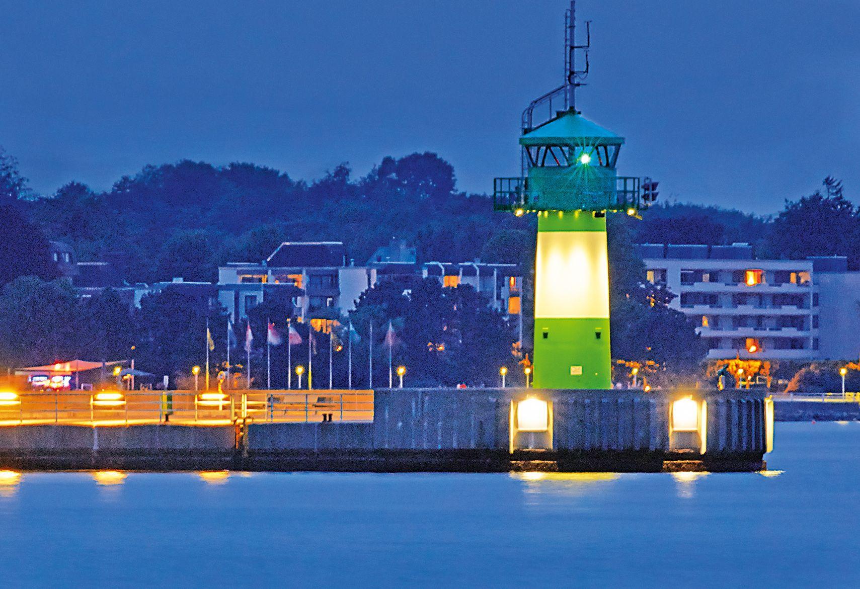 Beispielinhalt (Bild) Leuchttürme 2025. 3-Monats-Tischkalender