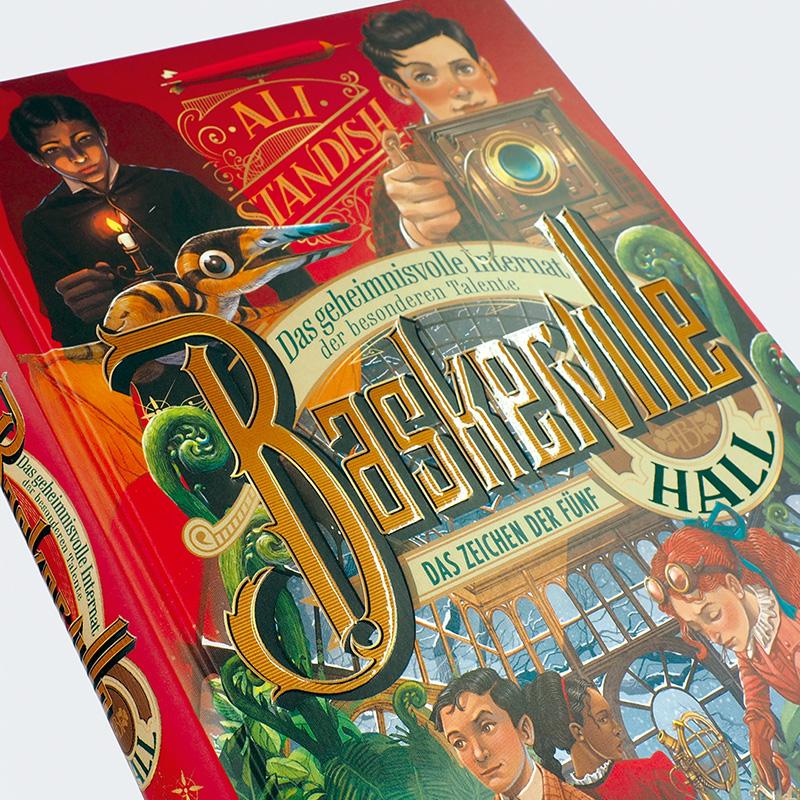 Beispielinhalt (Bild) Baskerville Hall - Das geheimnisvolle Internat der besonderen Talente: Das Zeichen der Fünf