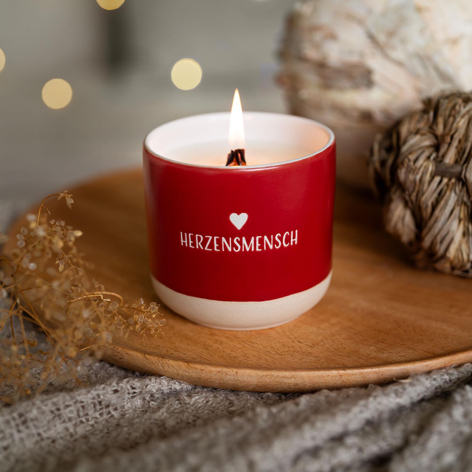 Beispielinhalt (Bild) Kerze mit Gravur "Herzensmensch": Kerze im Becher, mit Holzdocht