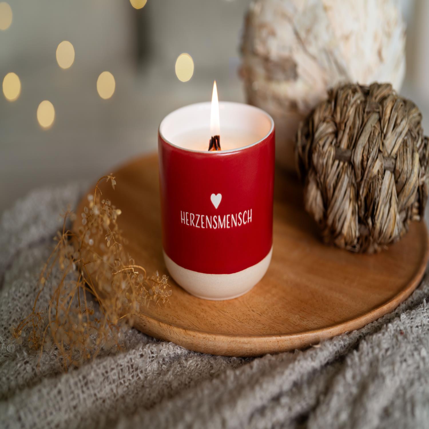 Beispielinhalt (Bild) Kerze mit Gravur "Herzensmensch": Kerze im Becher, mit Holzdocht