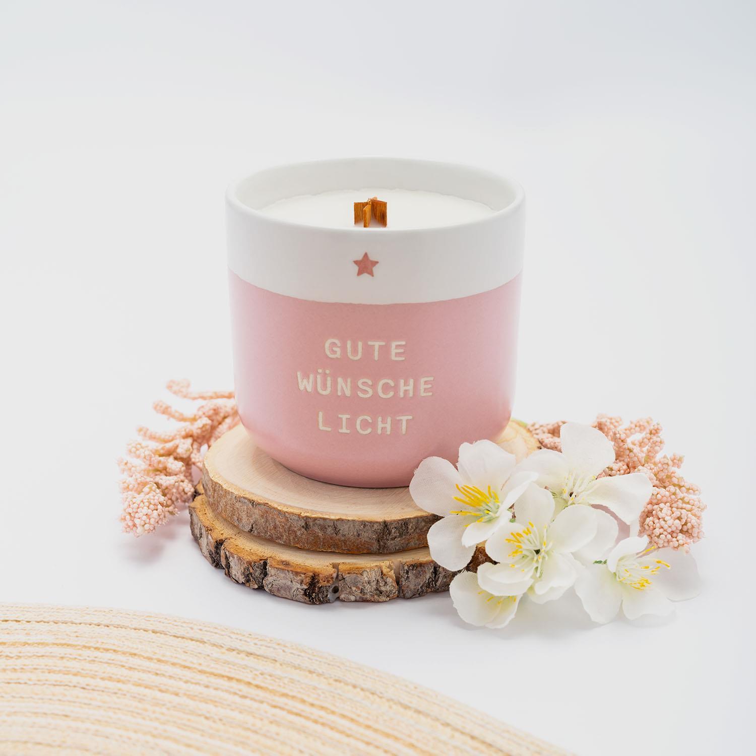 Beispielinhalt (Bild) Kerze mit Gravur "Gute Wünsche Licht": Kerze im Becher, mit Holzdocht