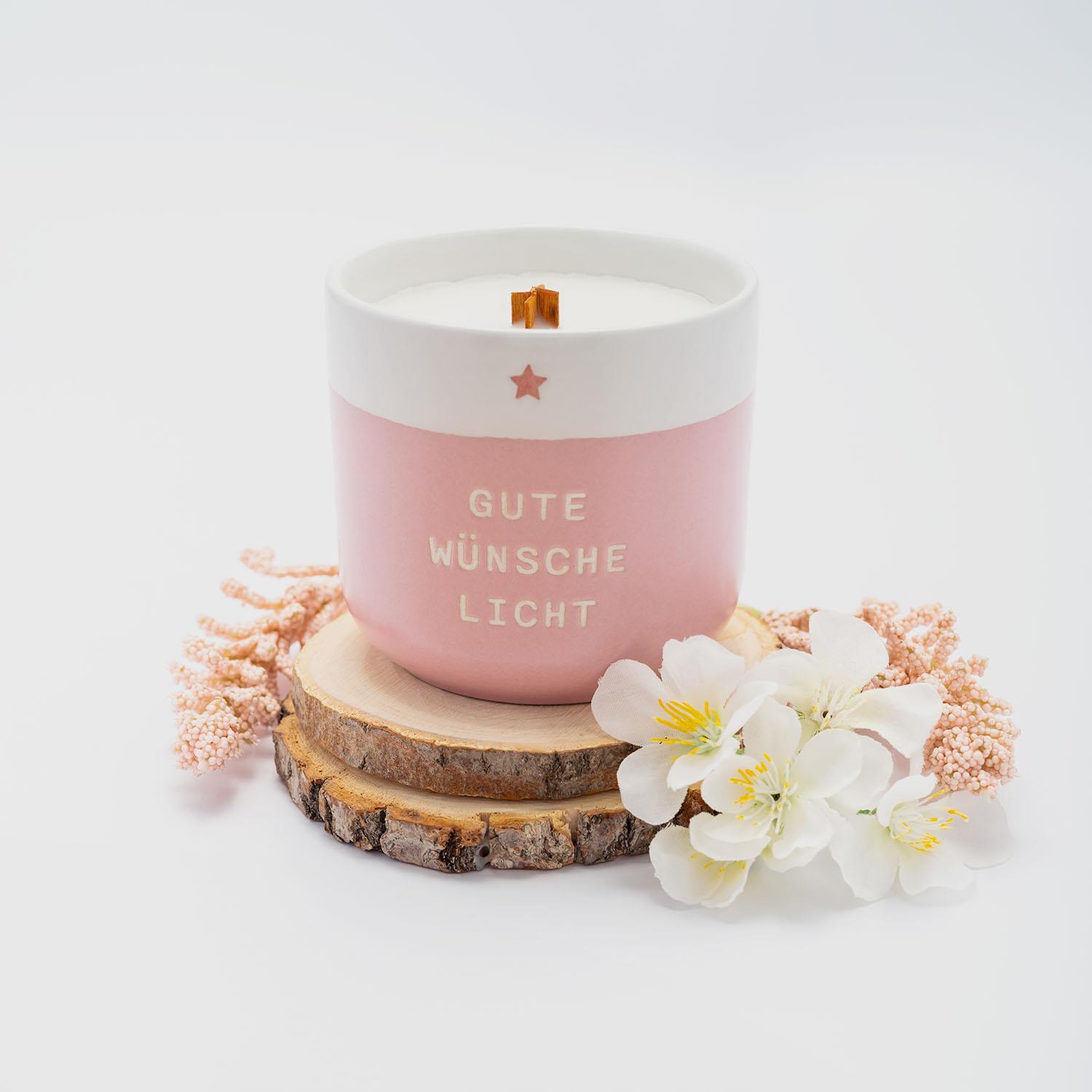 Beispielinhalt (Bild) Kerze mit Gravur "Gute Wünsche Licht": Kerze im Becher, mit Holzdocht