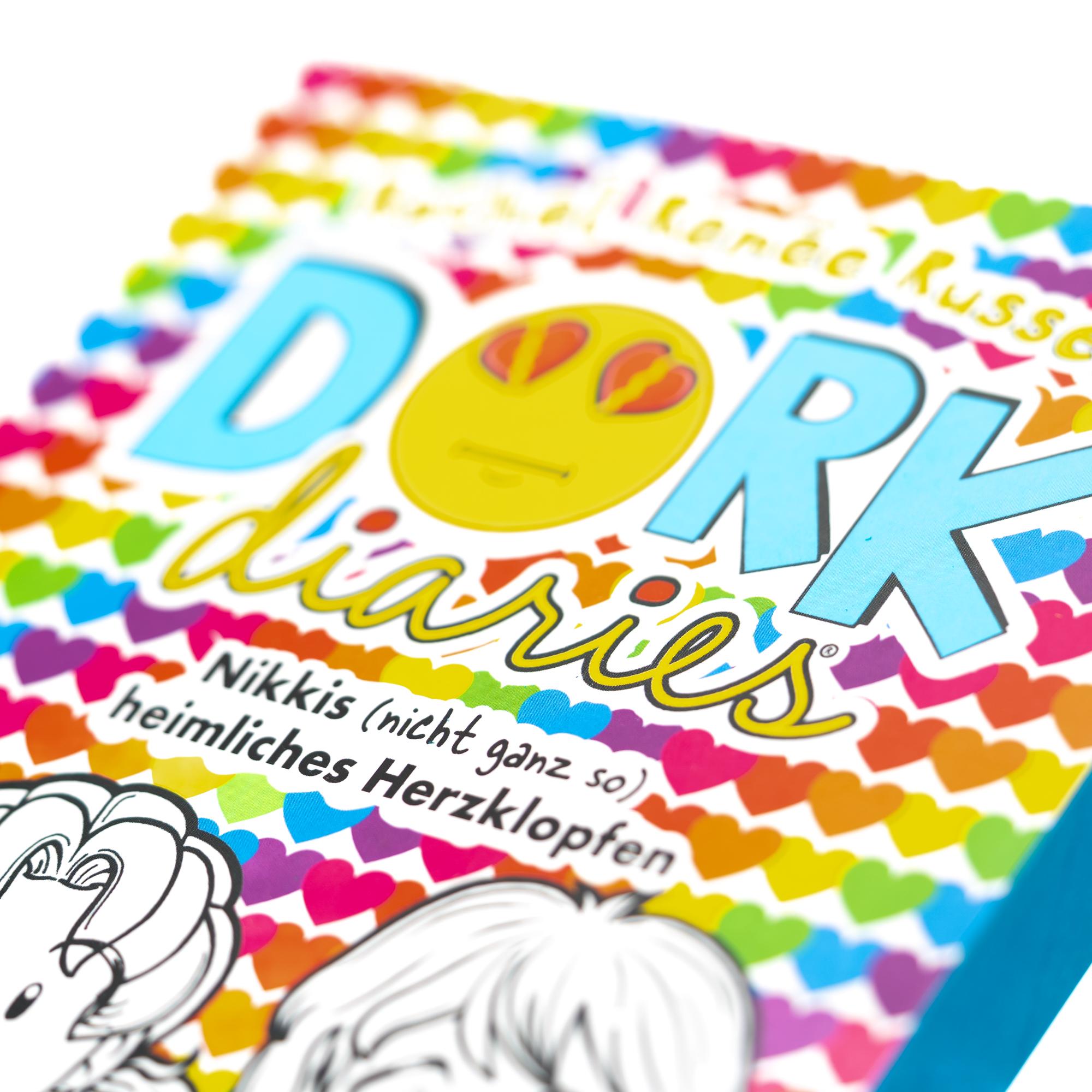 Beispielinhalt (Bild) DORK Diaries, Band 12: Nikkis (nicht ganz so) heimliches Herzklopfen