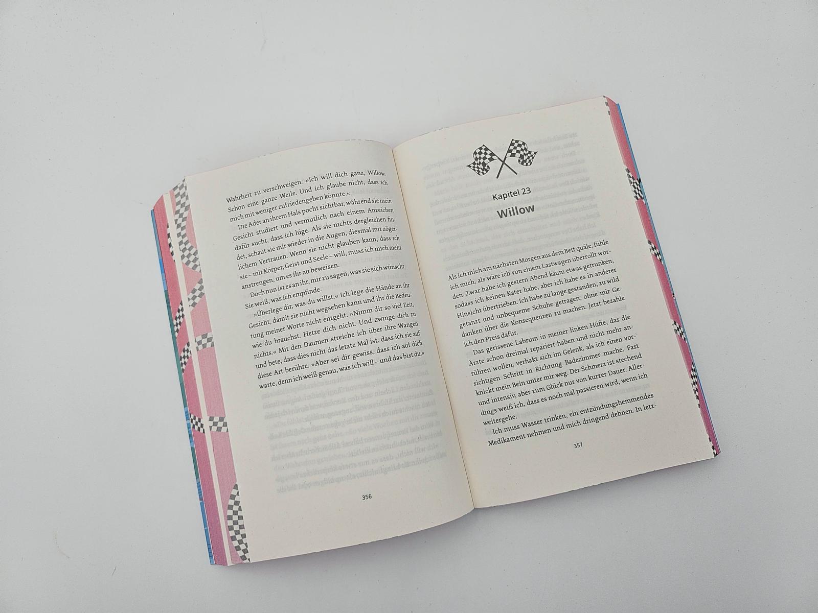 Beispielinhalt (Bild) Cross the Line - Auf der Rennstrecke kämpft er um den Sieg, im Leben um ihr Herz