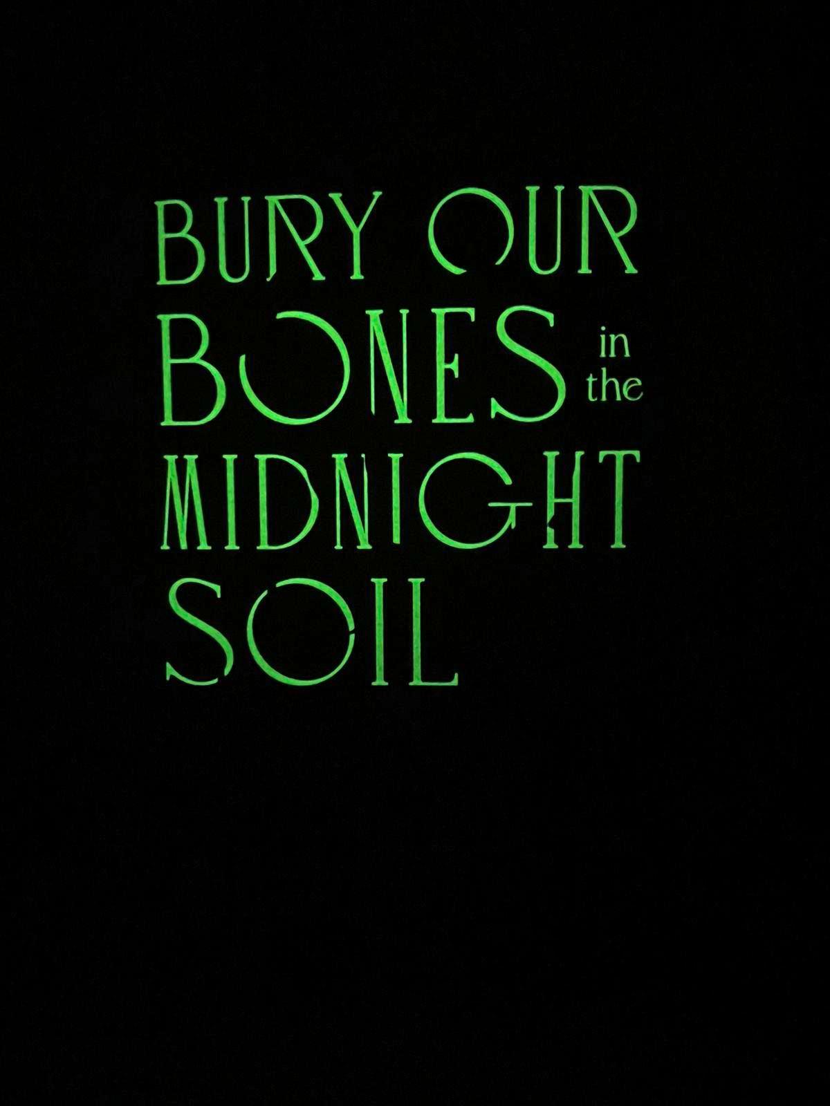 Beispielinhalt (Bild) Bury Our Bones in the Midnight Soil