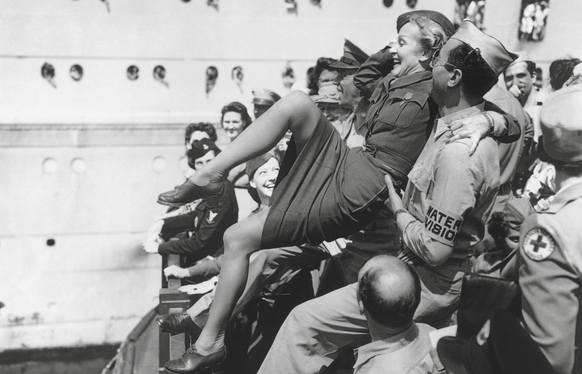 Beispielinhalt (Bild) Marlene Dietrich an der Front