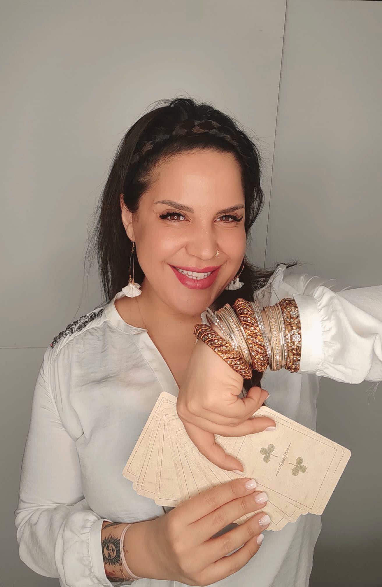 Autorenbild Love Lenormand - 40 Orakelkarten für deine Selbstliebe, Beziehung, weibliche Kraft