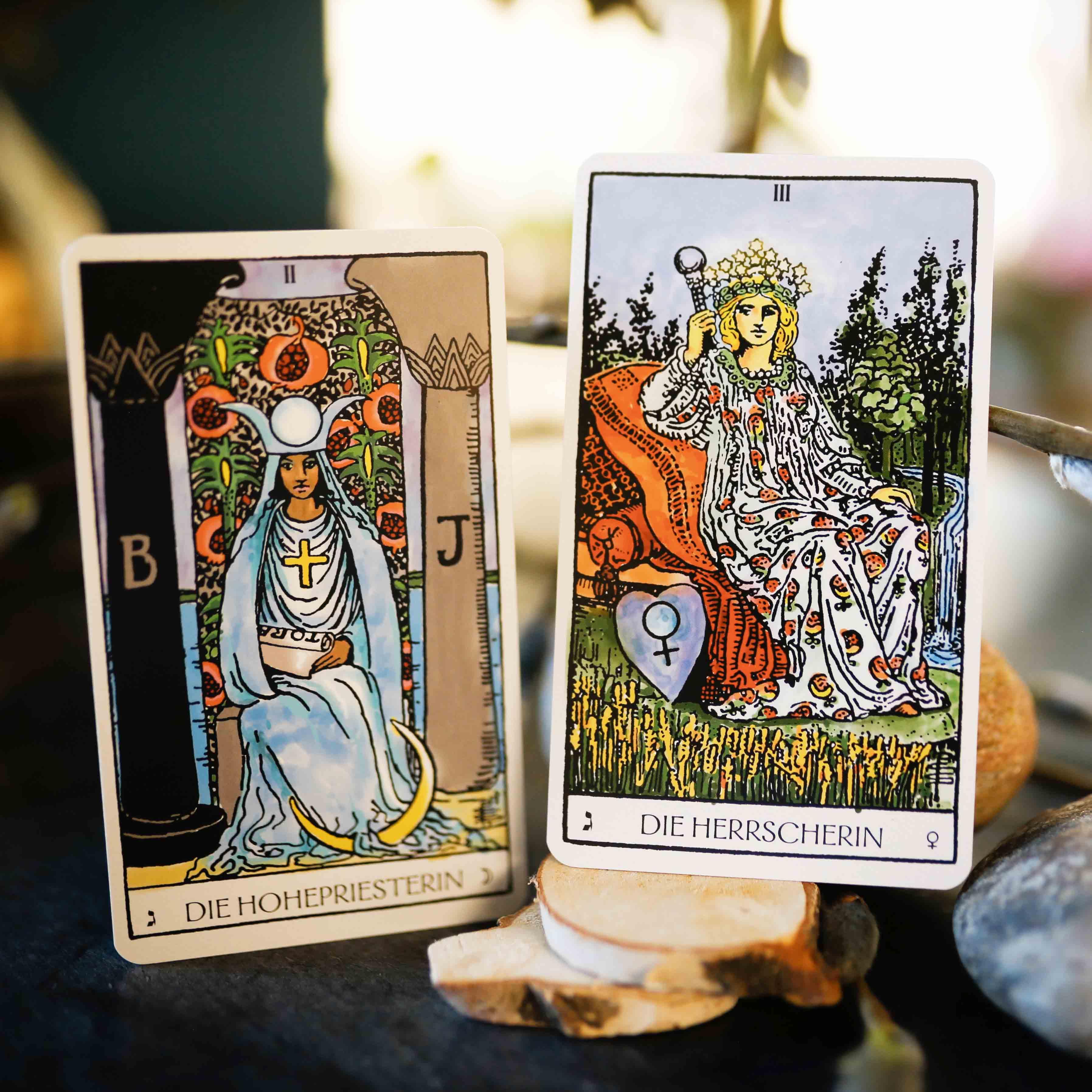 Beispielinhalt (Bild) Das Weiser-Tarot - Tarot von A.E. Waite in den ursprünglichen Aquarellfarben (78 Karten illustriert von Pamela Colman Smith mit Booklet)