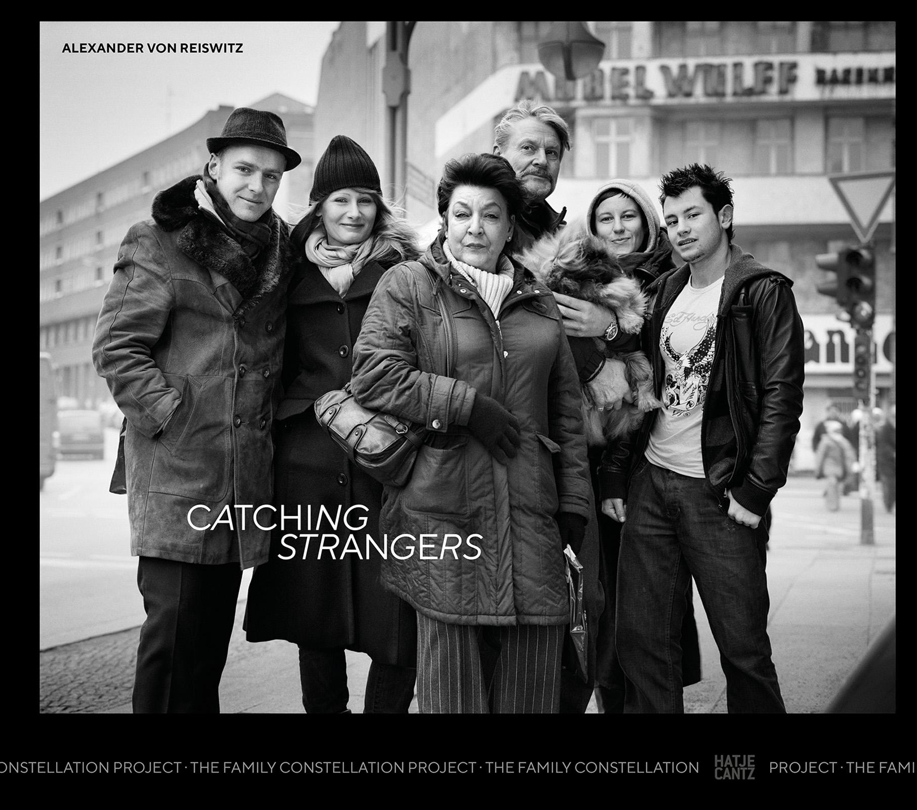 Vorderes Coverbild Alexander von Reiswitz: Catching Strangers. The Family Constellation Project - Inszenierte Porträts & Geschichten über Familie, Identität und Zufall