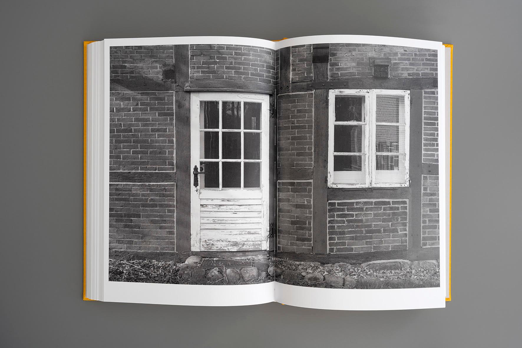 Beispielinhalt (Bild) Julia Gaisbacher: Hanne Darboven. Am Burgberg - Fotografischer Bildband über das Künstlerinnenhaus von Hanne Darboven