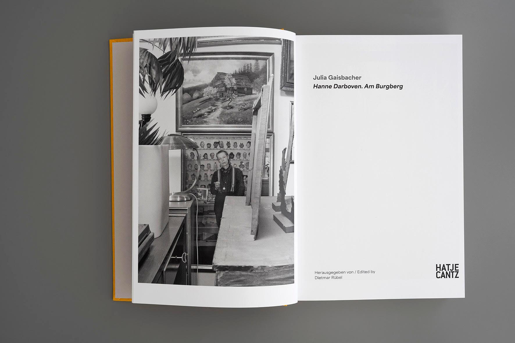 Beispielinhalt (Bild) Julia Gaisbacher: Hanne Darboven. Am Burgberg - Fotografischer Bildband über das Künstlerinnenhaus von Hanne Darboven