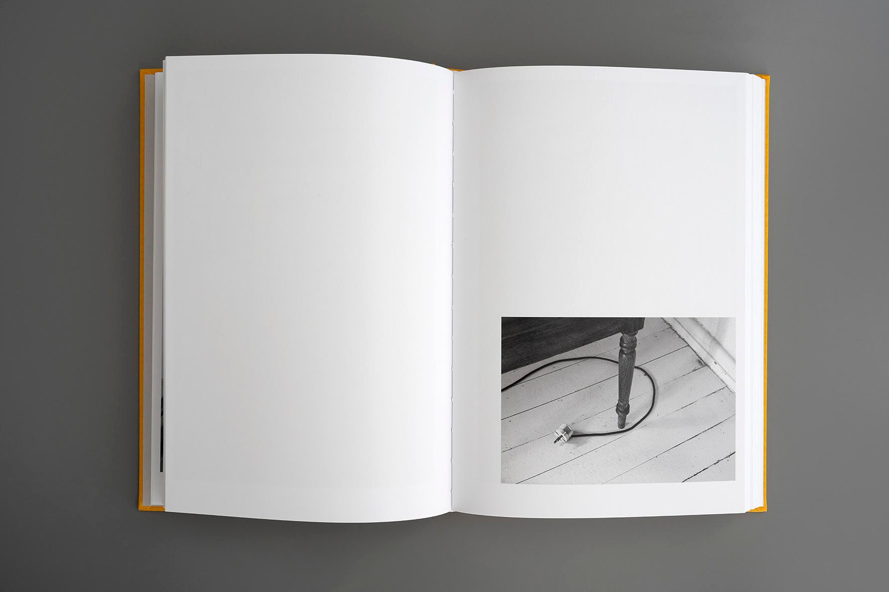 Beispielinhalt (Bild) Julia Gaisbacher: Hanne Darboven. Am Burgberg - Fotografischer Bildband über das Künstlerinnenhaus von Hanne Darboven