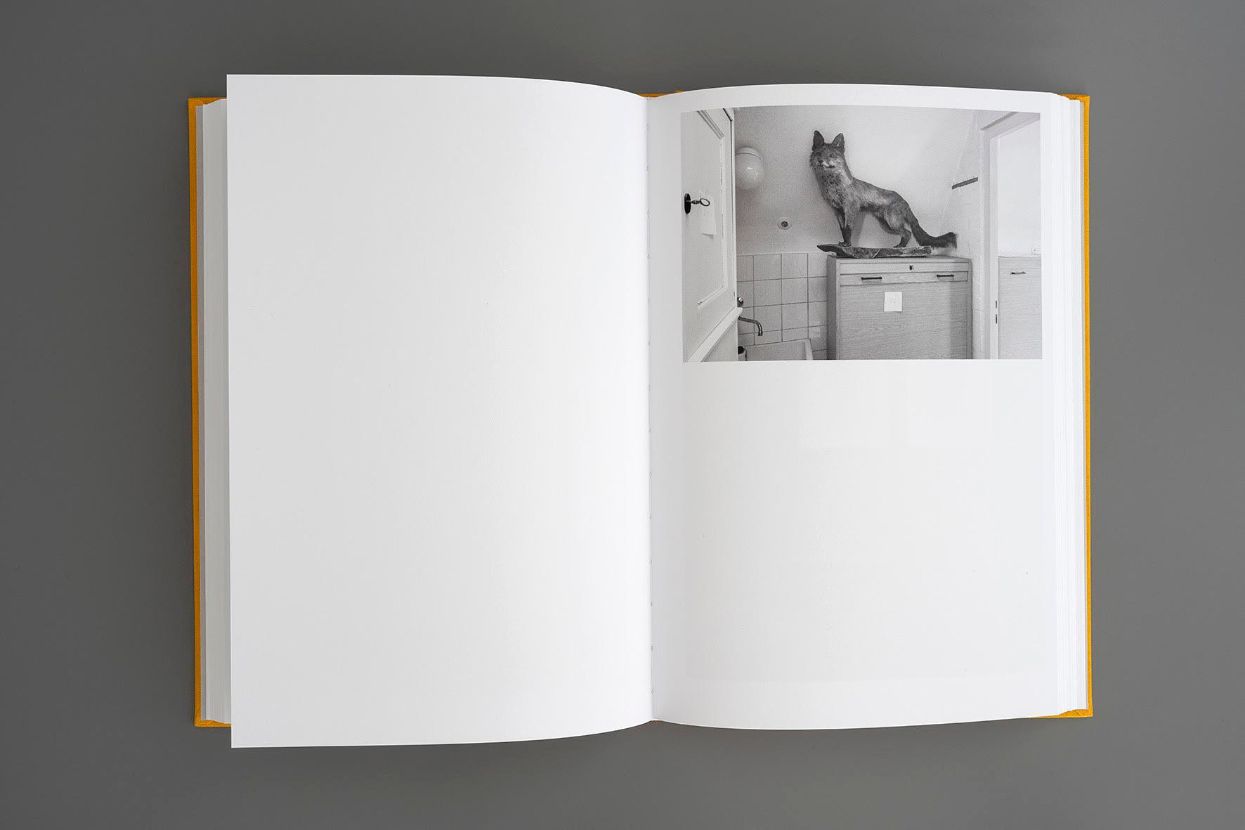 Beispielinhalt (Bild) Julia Gaisbacher: Hanne Darboven. Am Burgberg - Fotografischer Bildband über das Künstlerinnenhaus von Hanne Darboven