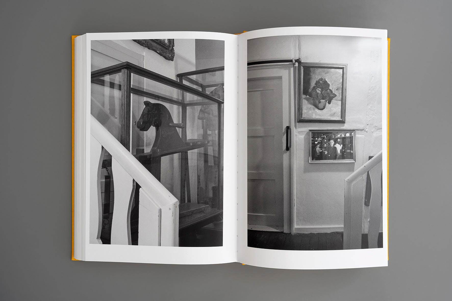 Beispielinhalt (Bild) Julia Gaisbacher: Hanne Darboven. Am Burgberg - Fotografischer Bildband über das Künstlerinnenhaus von Hanne Darboven