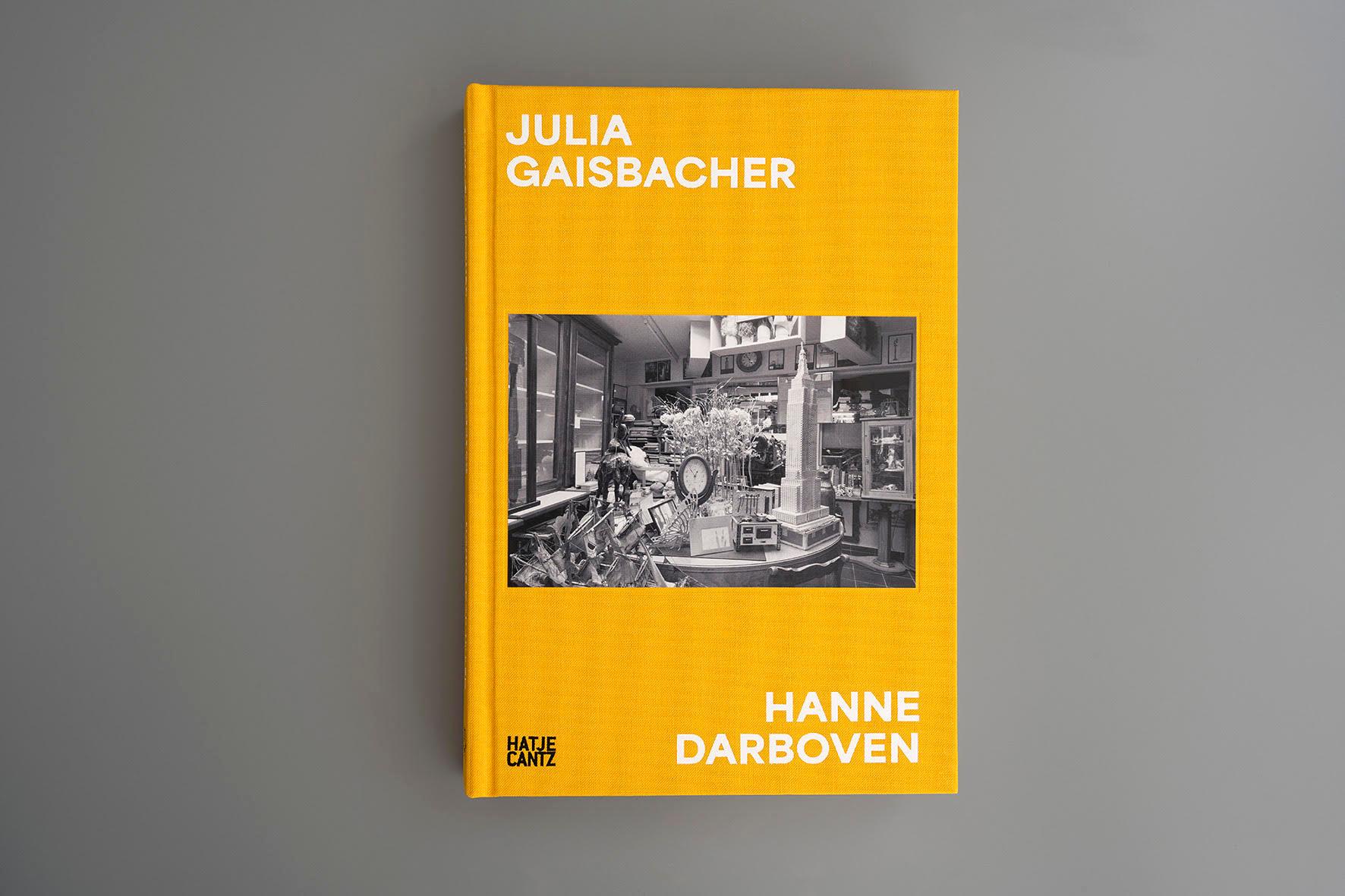 Beispielinhalt (Bild) Julia Gaisbacher: Hanne Darboven. Am Burgberg - Fotografischer Bildband über das Künstlerinnenhaus von Hanne Darboven