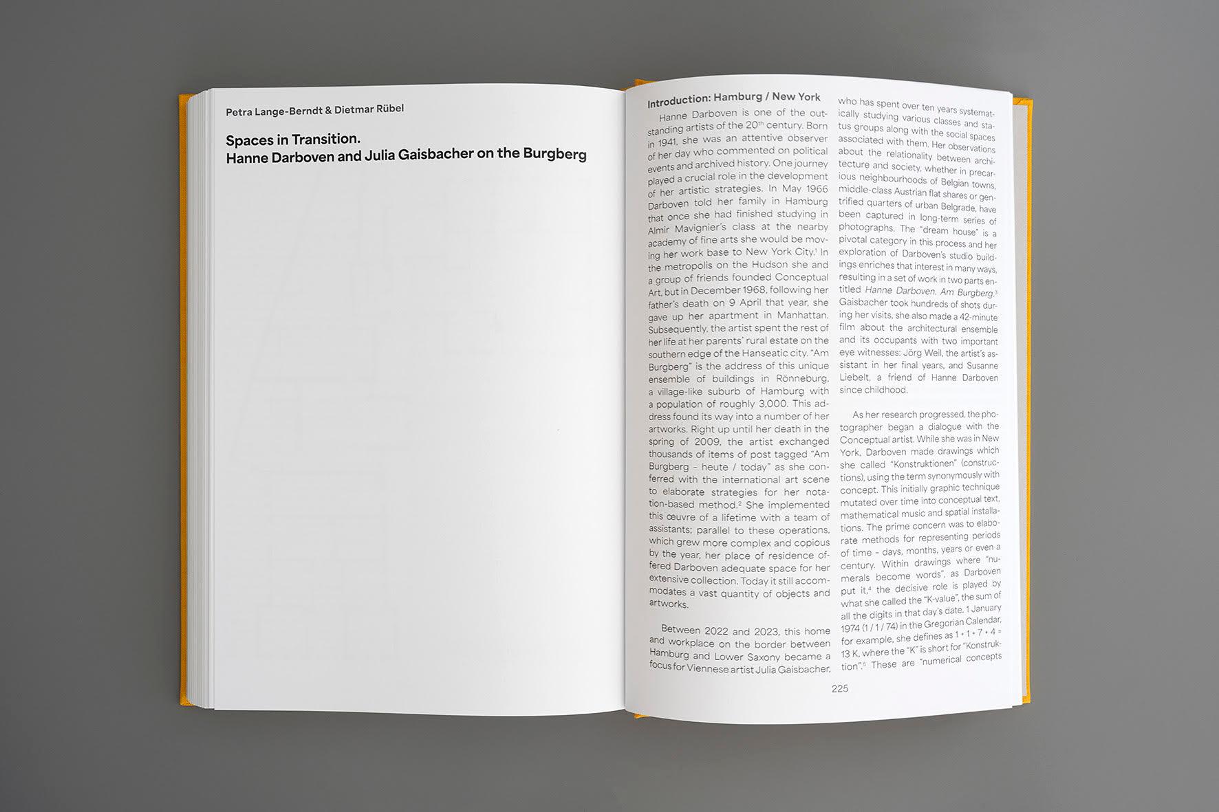 Beispielinhalt (Bild) Julia Gaisbacher: Hanne Darboven. Am Burgberg - Fotografischer Bildband über das Künstlerinnenhaus von Hanne Darboven